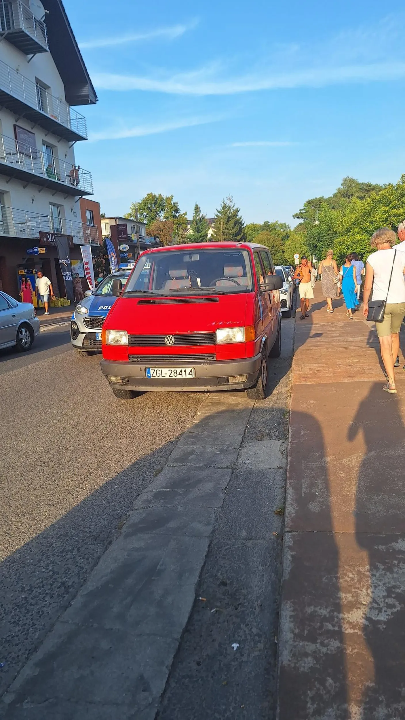 W Pobierowie zostawili psa w nagrzanym samochodzie. Na szczęście przechodnie zwrócili uwagę i zawiadomili policję. Mam nadzieję, że pies już nie wróci do tych pożal się Boże "opiekunów".