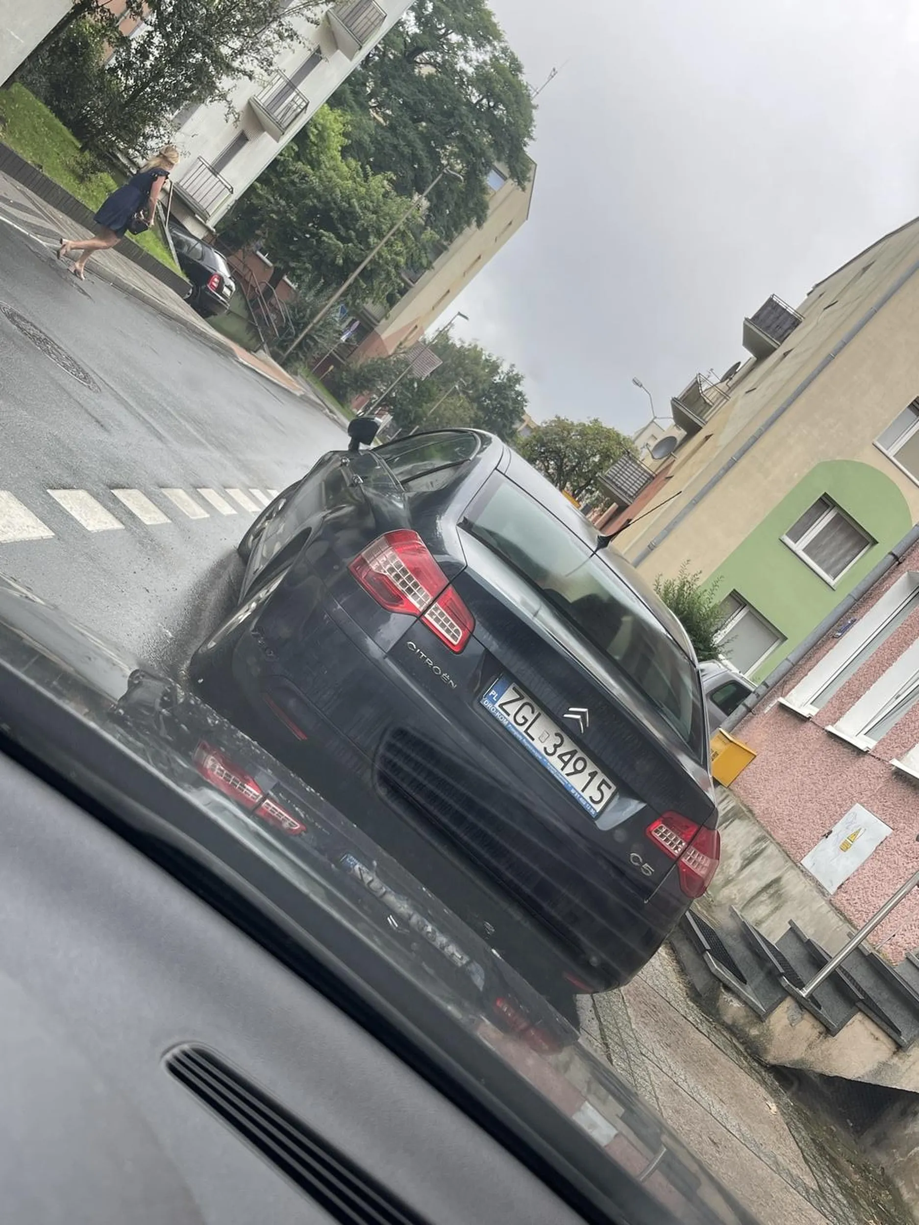 Zabierz tego trupa ledwo się trzymającego ? gdzie jego miejsce (złomowisko) a nie blokujesz miejsce parkingowe