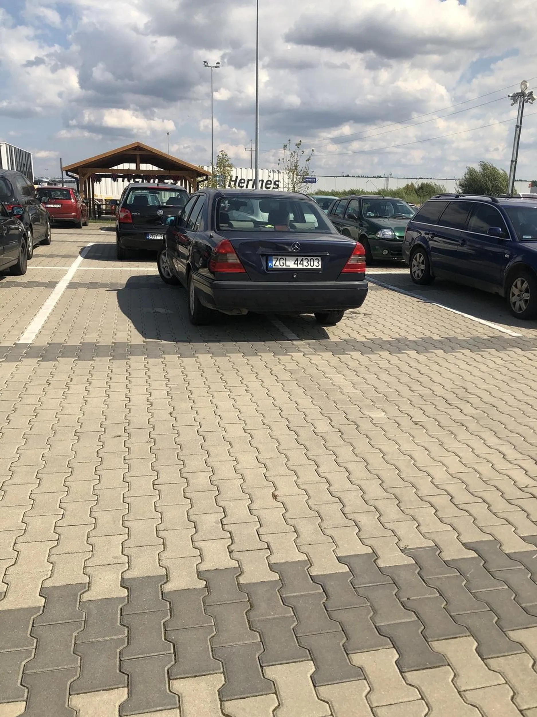 Mało miejsc parkingowych pod firmą, a miejsca dla inwalidów brak wiec kierowca postanowił stanąć tak: