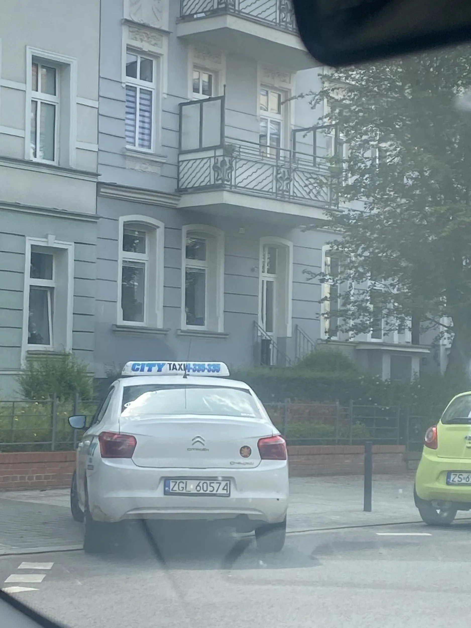 Znowu agent parkuje na bramie, dramat!!!!