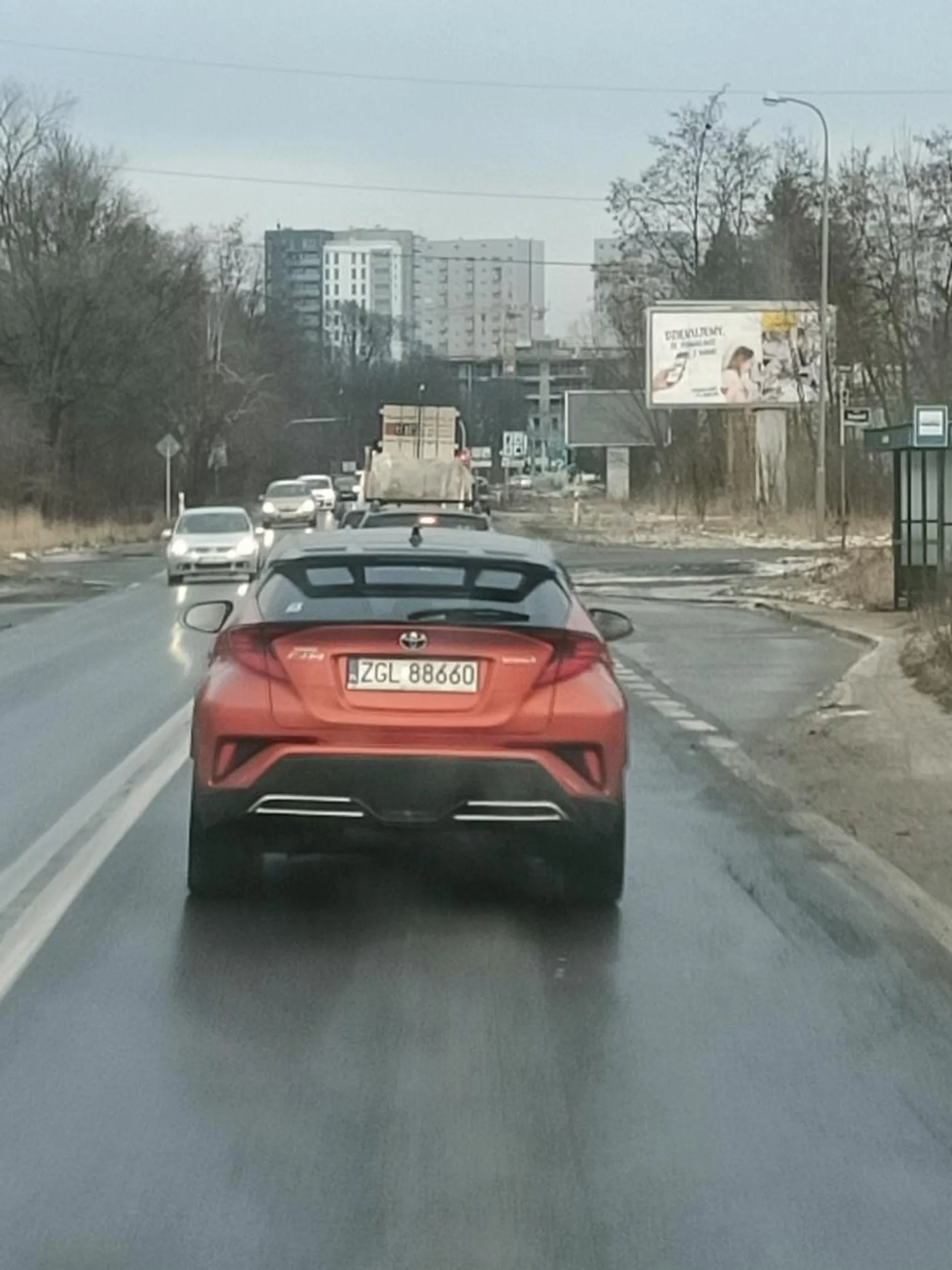 Naucz się włączać do ruchu z podporządkowanej. Ruch jest w Polsce prawostronny więc należy jechać lewym pasem a nie lewym następnie pod prąd przez przejście dla pieszych wprost czołowe zderzenie pojazdem ciężarowym! Powodujesz zagrożenie w ruchu drogowym a za to jest spory mandat i punkty karne...