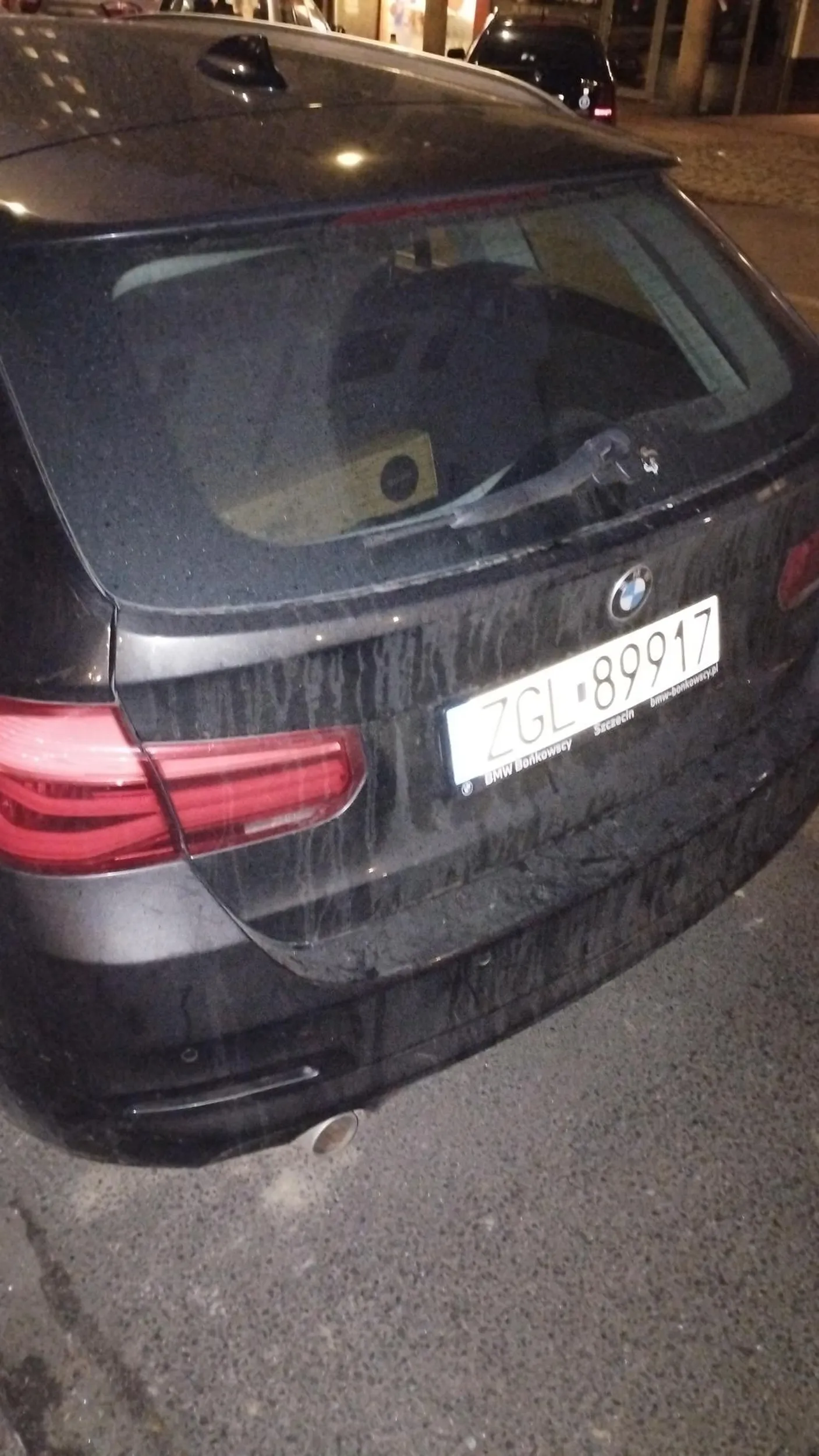 NAUCZ się szanowna blodynko że przed oznaczoną Bramą wjazdową w mieście z tramwajami się NiE parkuje!,prawo jazdy w chipsach znalazłaś?...,lawety miejskie lub blokada koła przez straż miejską do Tanich NiE należą...jak NiE znasz przepisów ruchu drogowego to przesiądź się na komunikację miejską...