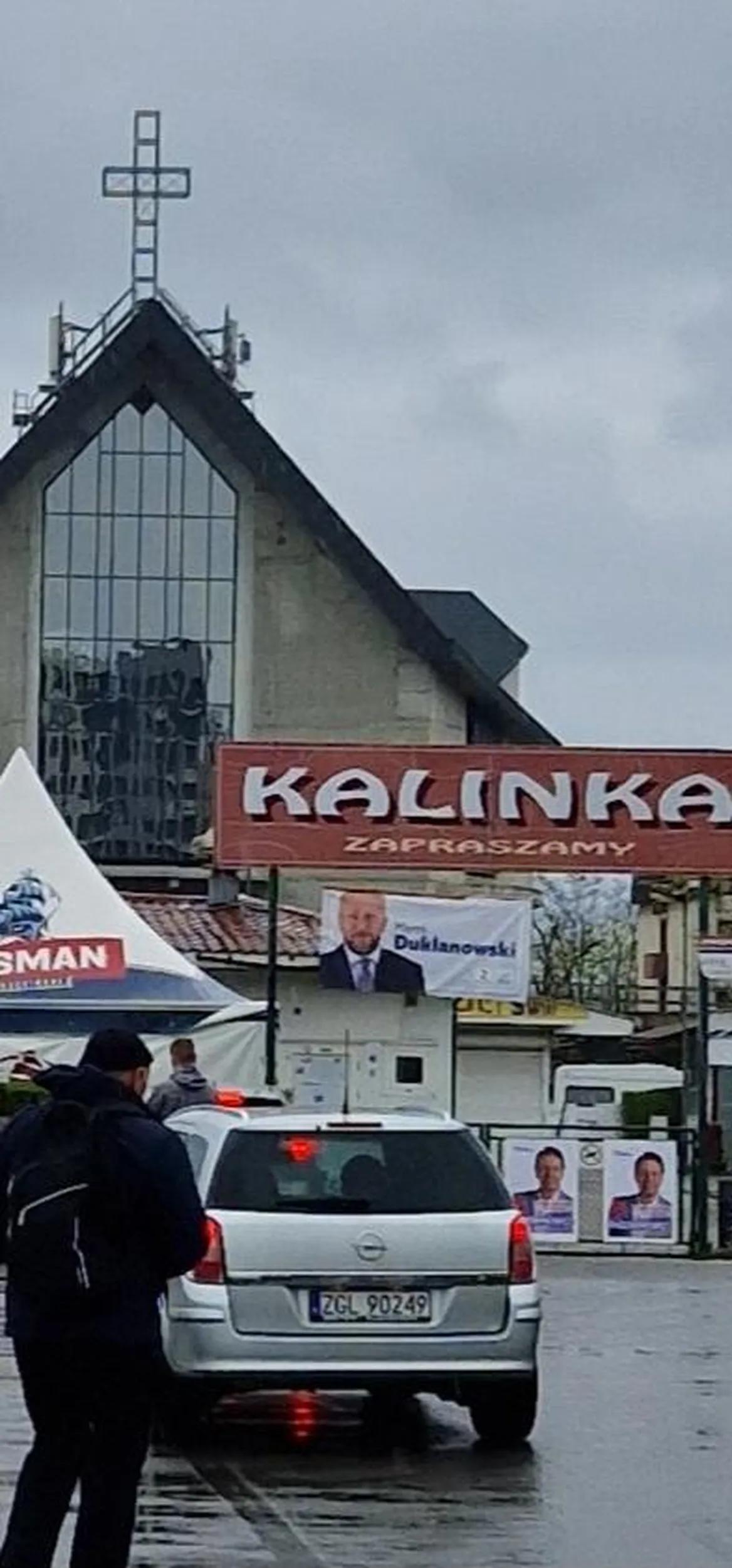 Parkuje na 10 cm od auta i otwierajac lub zamykajac drzwiami obija samochód obok, poczym ucieka.