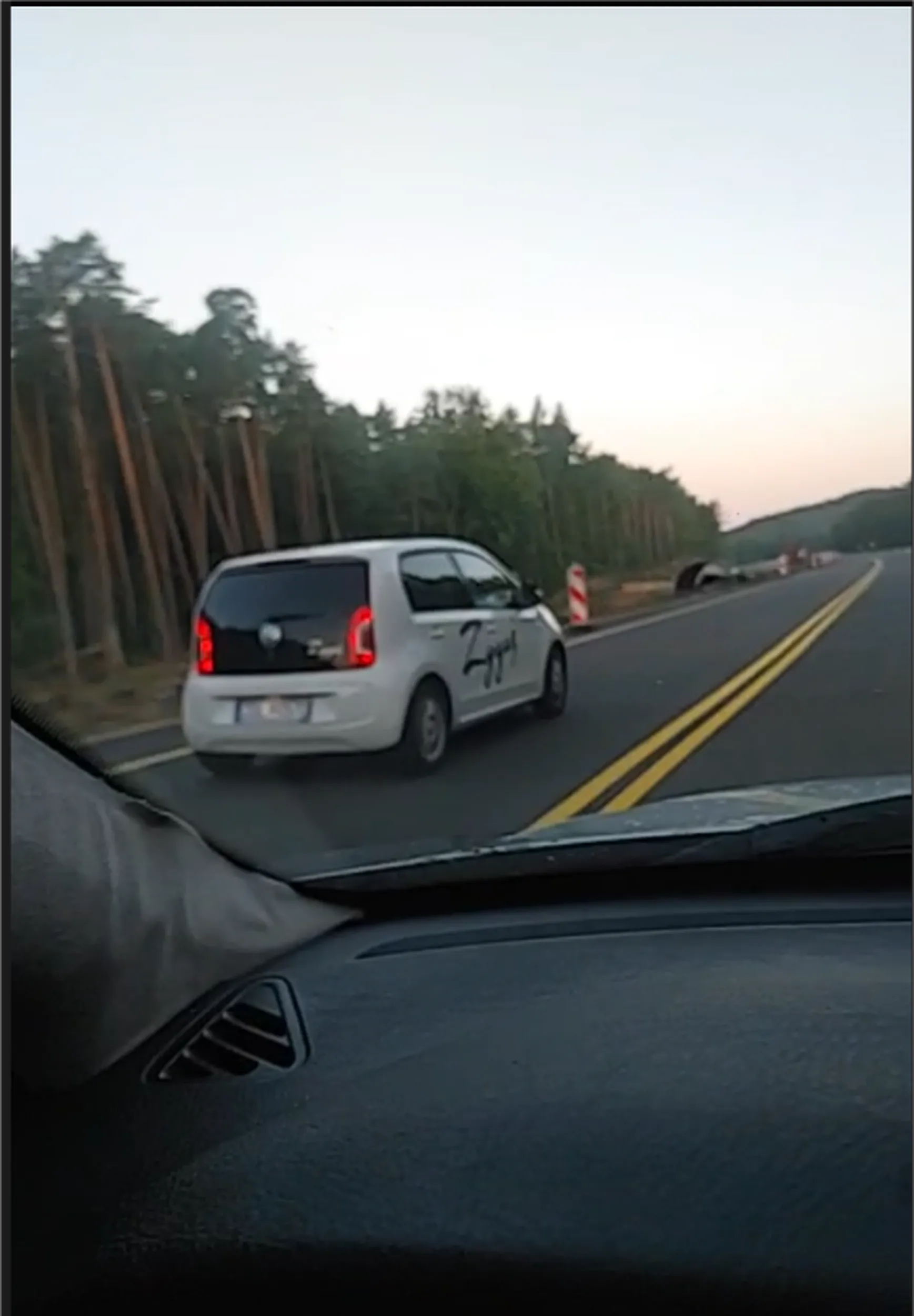 Ekspert  Zygus od nauki jazdy zaprezentował kierowcom dziś na drodze jak łamać wszystkie przepisy ruchu drogowego i jak nie jeździć, szaleńcza jazda na podwójnych ciągłych, między pachołkami, wyprzedzanie na zakrętach pod górkę, trasa Dargobadz - Swinoujscie S3