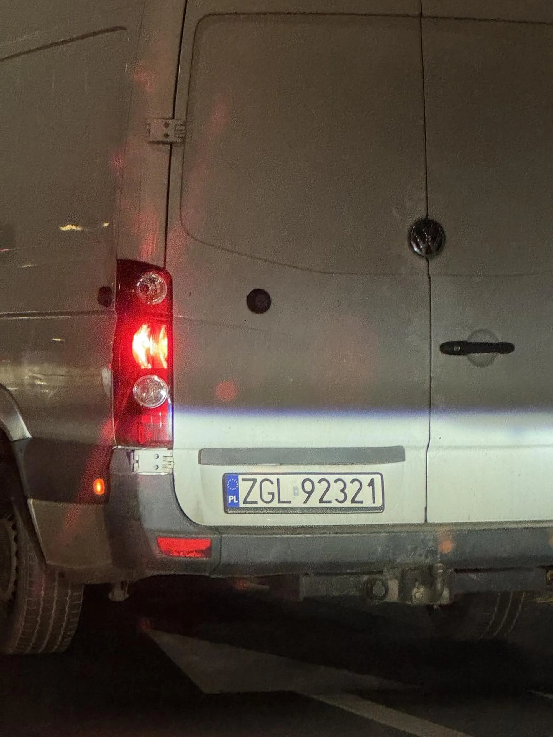 Zjeżdża z pasa rozbiegowego kiedy jest ciągła, następnie blokuje auta, które próbują z niego zjechać omam nie powodując kolizji. Następnie wyprzedzanie na pasach i przejazd jak to mówią, na głębokim pomarańczu, żeby po chwili stać na kolejnych światłach ze wszystkimi.