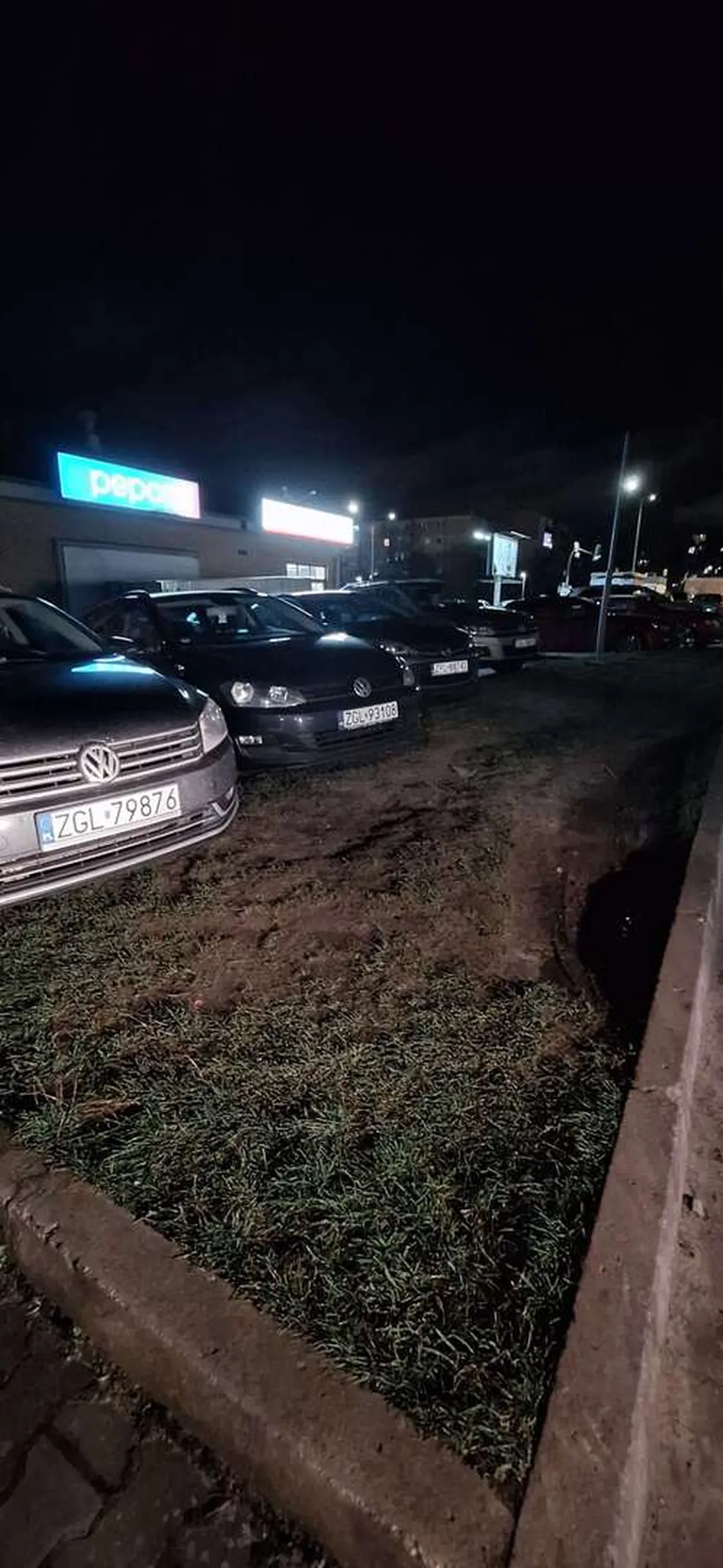 Pan lubi nielegalnie stawać na trawnikach przejeżdżając przy tym po chodniku. Nie pozdrawiam kierowcy.