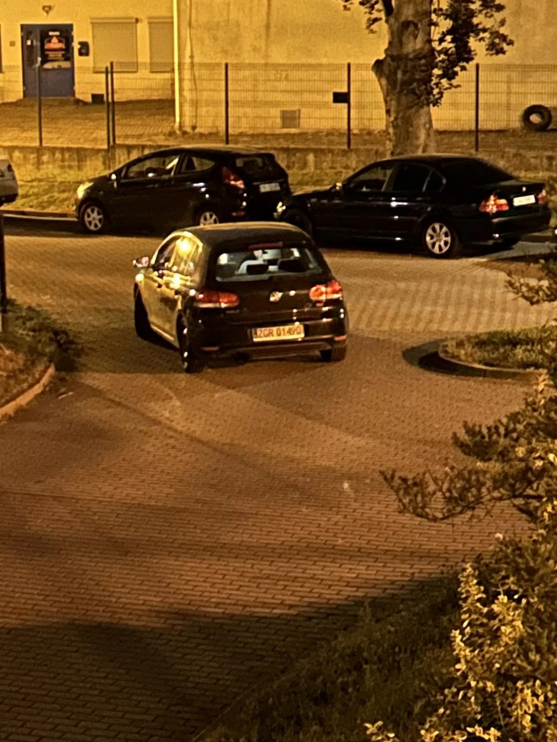 Chłop stoi pod blokiem i patrzy pod inne auta, pewnie szuka dawcy katalizatora albo innych części, uważajcie.