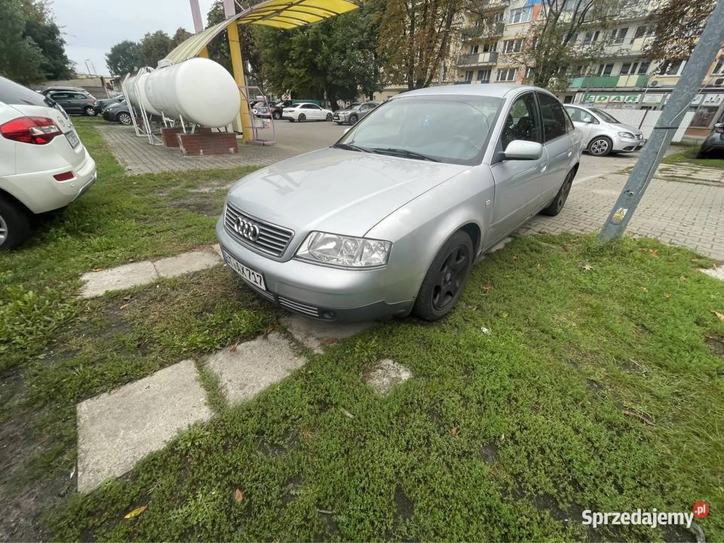 Nie polecam kierowca ma w dupie osoby na drodze, prawie przejechał pieszego i przy okazji gdyby było mało nie umie parkować, na zdjęciu można zauważyć jak parkuje na osiedlu!!! Takie zachowanie trzeba chańbić.