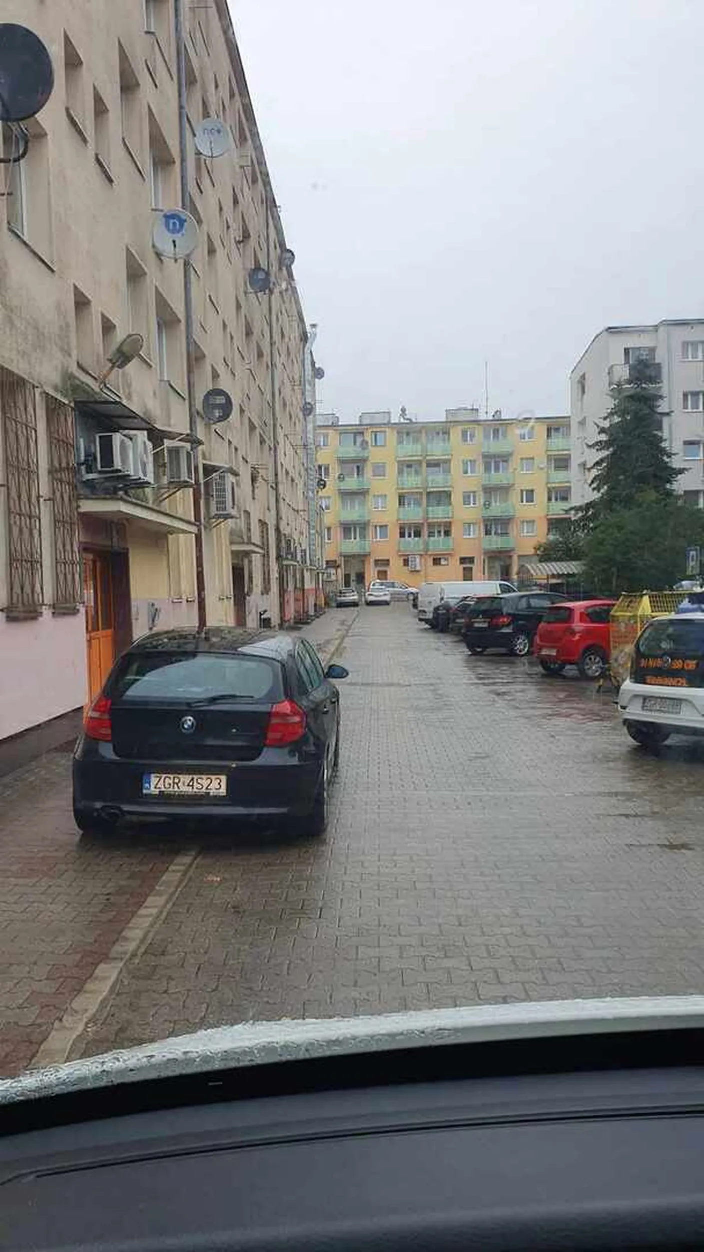 Naucz się myśleć i parkować człowieku, myślisz, że jak osobówka ma problem przejechać to bus przejedzie jeśli tak jesteś w błędzie.