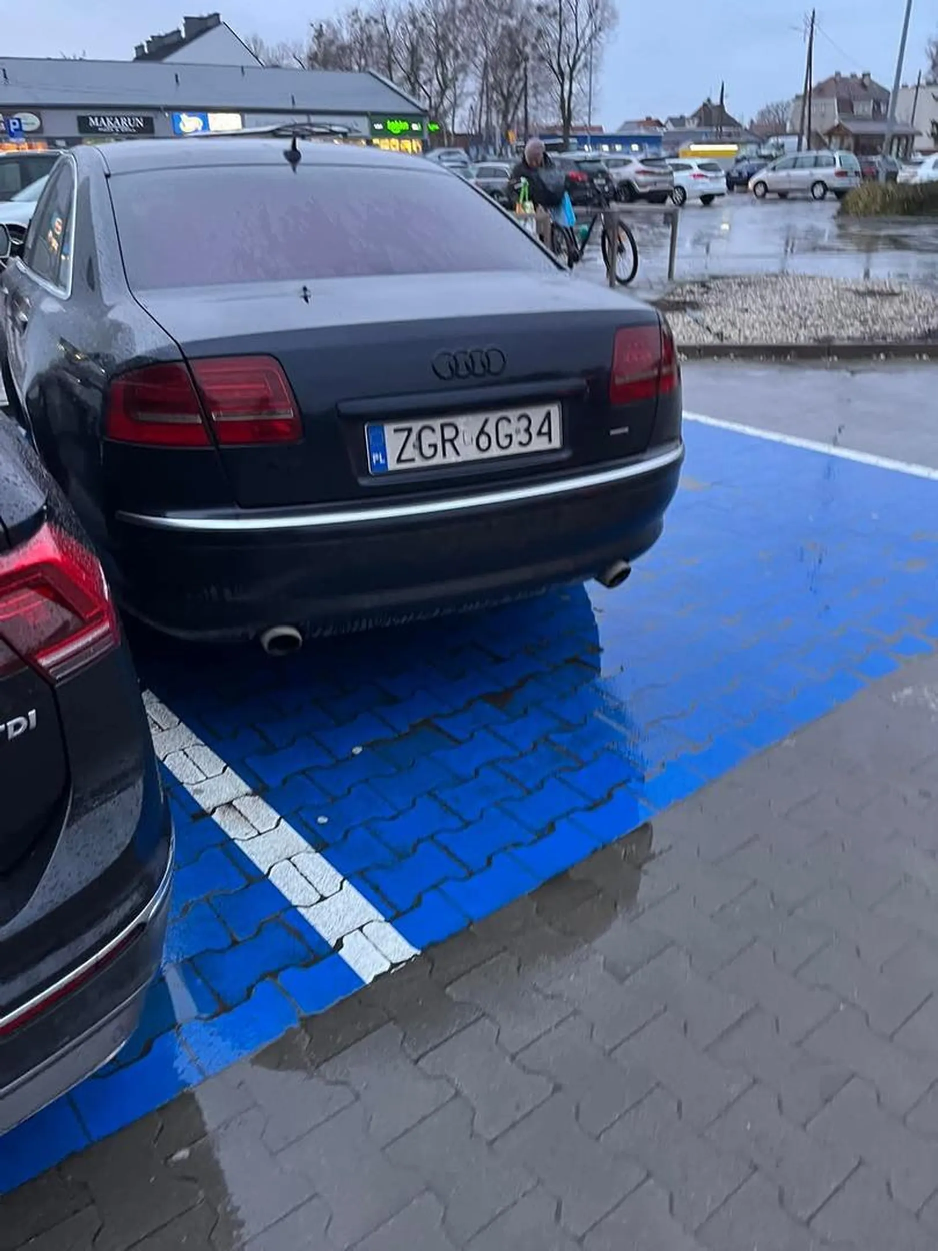 Naucz się parkować, bo jak cię jeszcze raz zobaczę na miejscu dla niepełnosprawnych to będziesz karne kutasy zdrapywał z szyby.