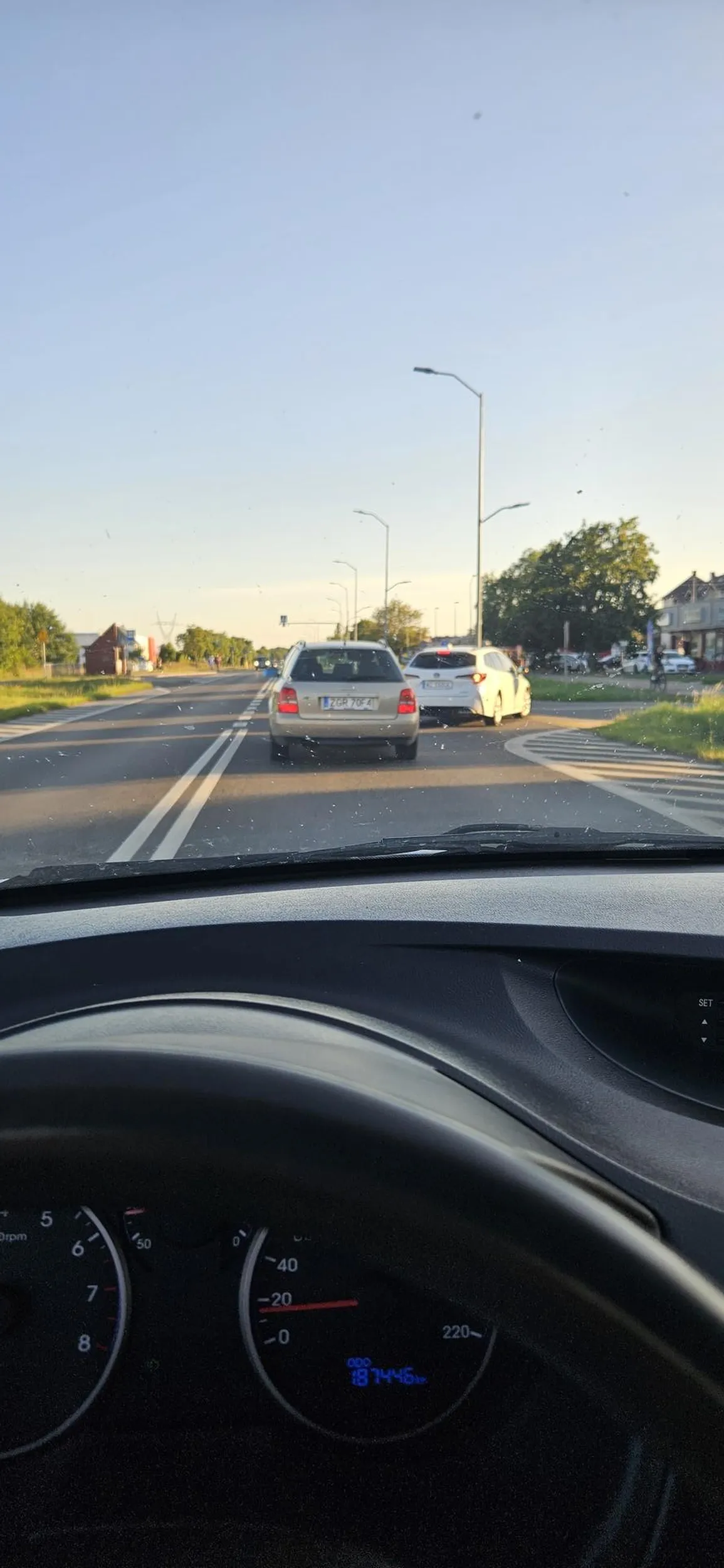 Pato kierowca wymusza pierwszeństwo, nie przestrzega zasad zmiany pasa... Dziś 13.08.2024 w Szczecinie na ul. Krygiera jadąc pasem do skrętu w prawo na teren Kauflandu przejechał przez ciągłą w ostatniej chwili wjechał mi przed zderzak... brak rozumu