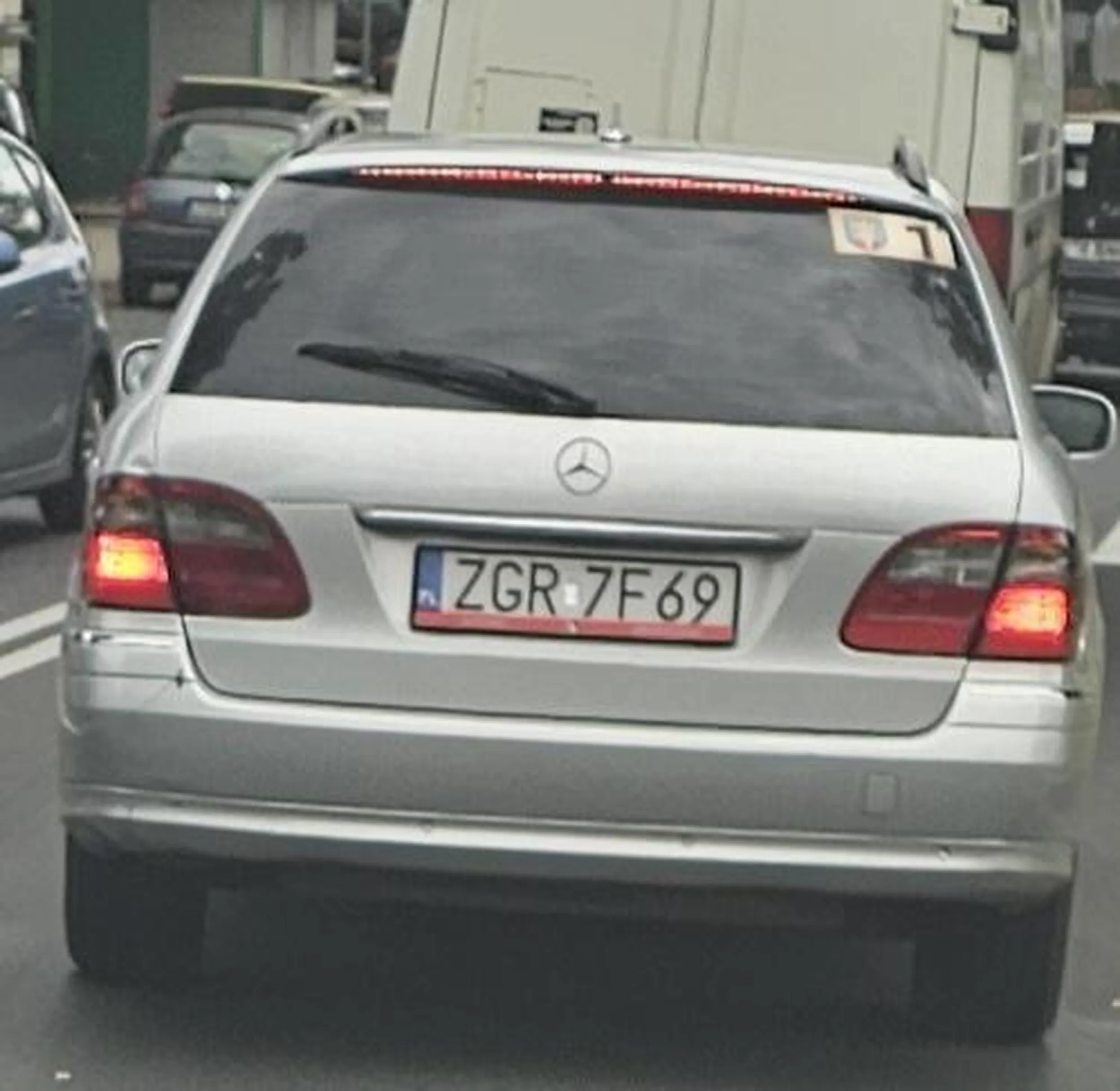 Wyprzedzał na podwójnej ciągłej, gdy z naprzeciwka jechał tir. Kierowca tego Mercedesa ledwo co się zmieścił, wymuszając na mnie manewr nagłego przyspieszenia.