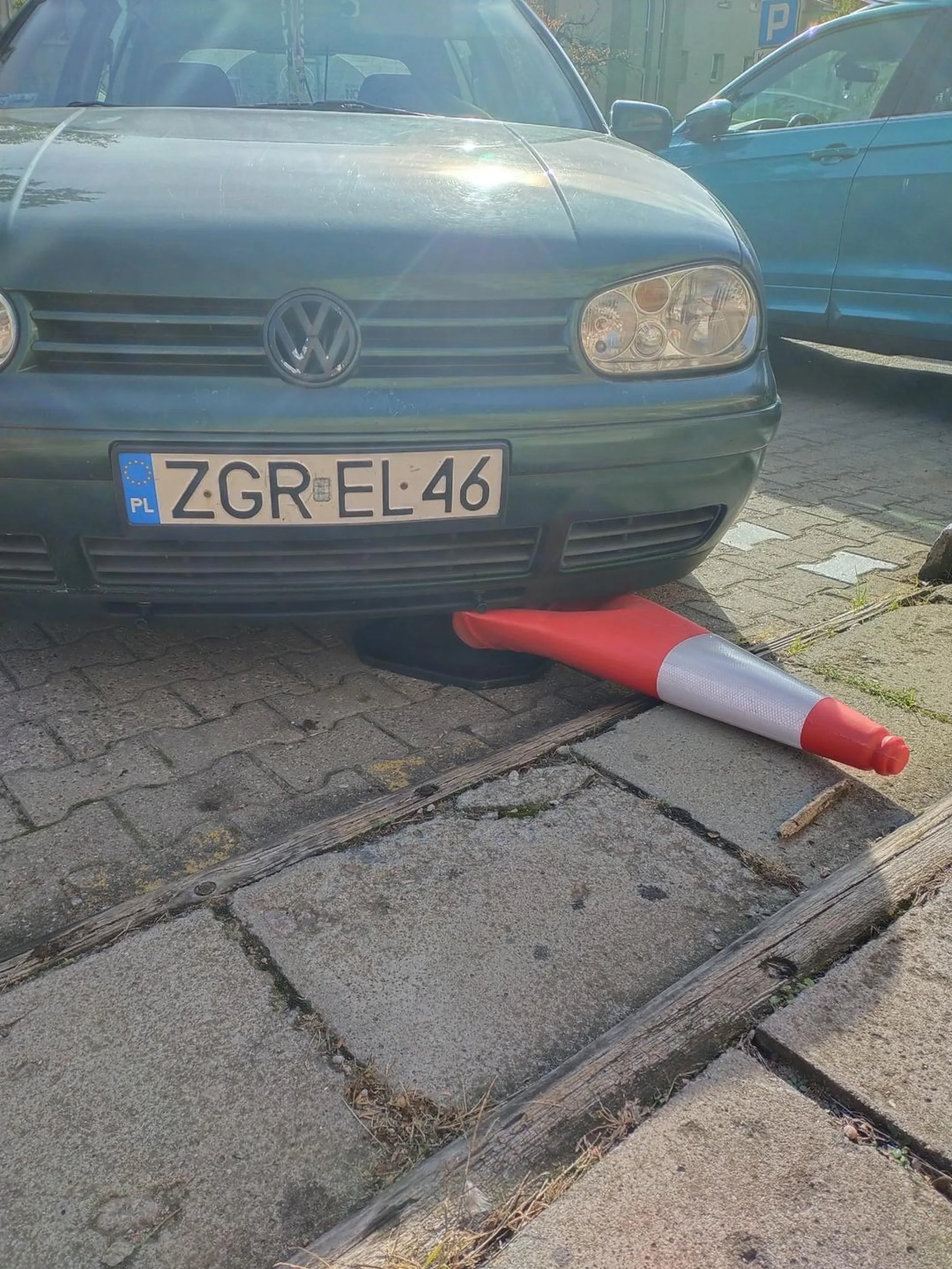 Kierowca na zwróconą uwagę, że zajmuje prywatne miejsce i niszczy cudze mienie zachowuje się jak troglodyta używając słów, których nie należy powtarzać.