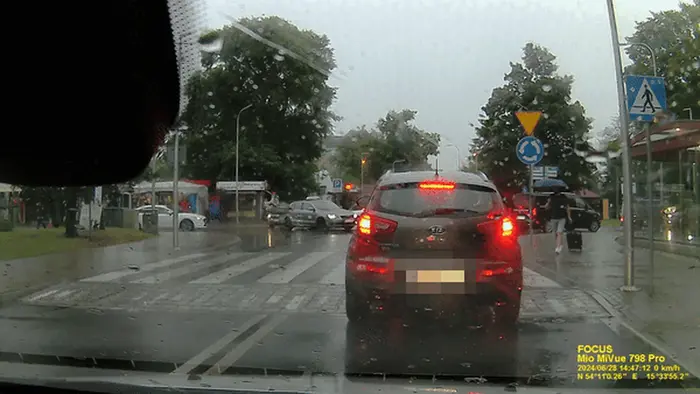 Cwaniak omija korek na podwójnej ciągłej i wjeżdża na środek ronda z lewego pasa zaraz po tym jak wyprzedził pojazd na pasach po których przechodził pieszy. Ciekawe czemu Ci taksiarze mają taką opinię