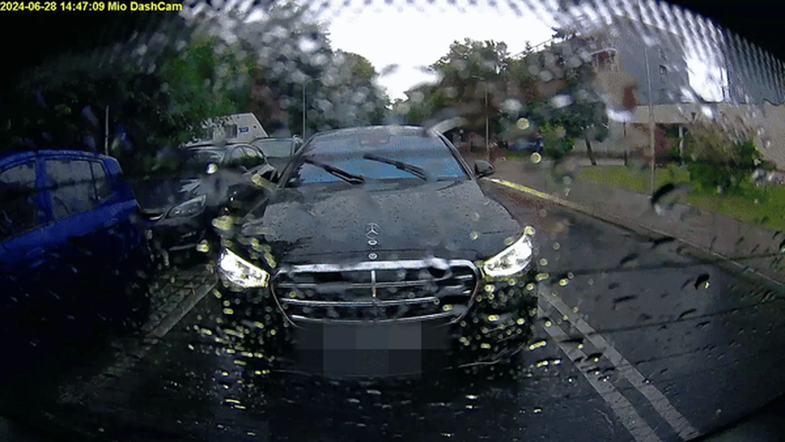 Cwaniak omija korek na podwójnej ciągłej i wjeżdża na środek ronda z lewego pasa zaraz po tym jak wyprzedził pojazd na pasach po których przechodził pieszy. Ciekawe czemu Ci taksiarze mają taką opinię