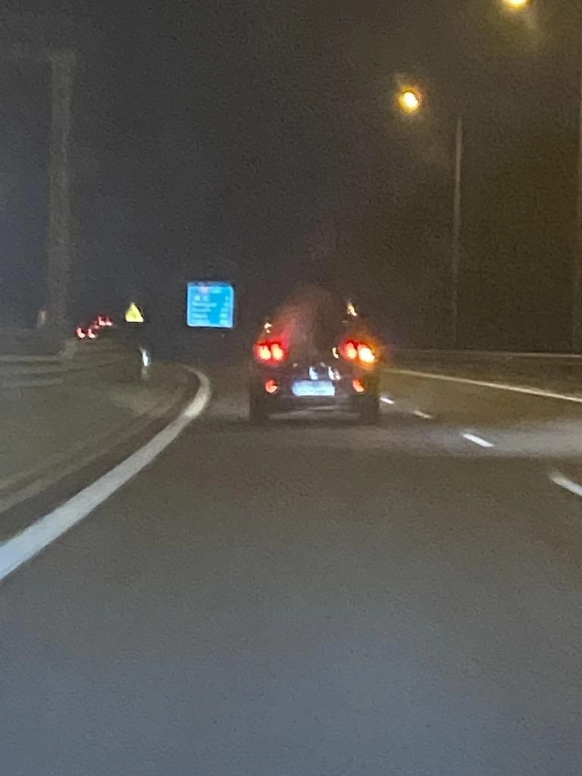 niech się nauczy jeździć, wyprzedza po lini ciągłej, wyjeżdża na lewy pas prosto pod pędzące auta blokując ruch, nie stosując sygnalizacji, takiemu to zabrać prawko na już