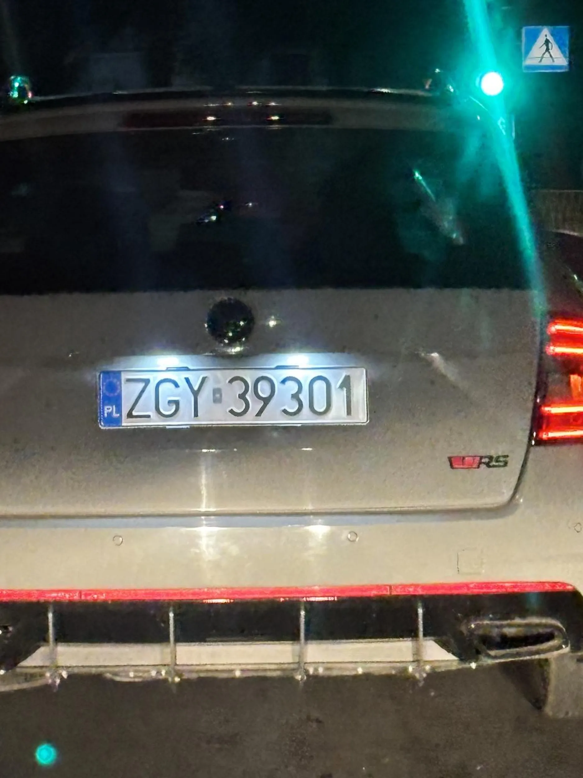 Naucz się używać kierunkowskazów. Wyjeżdża z parkingu prosto pod maskę mojego auta nie używając świateł ani kierunku