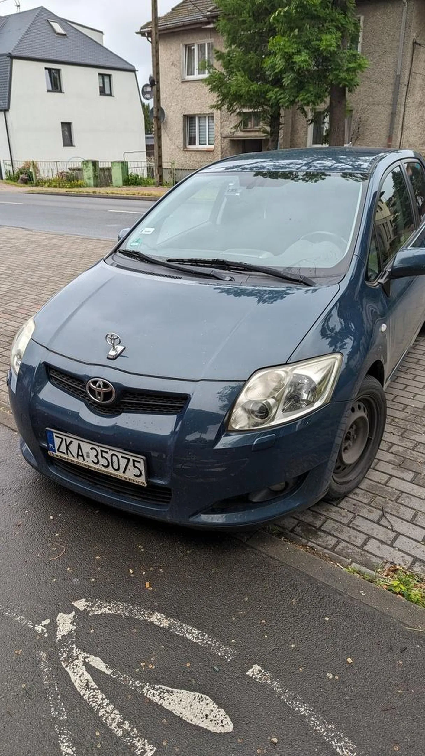 Ma Toyote, ale identyfikuje sie jako Mercedes AMG