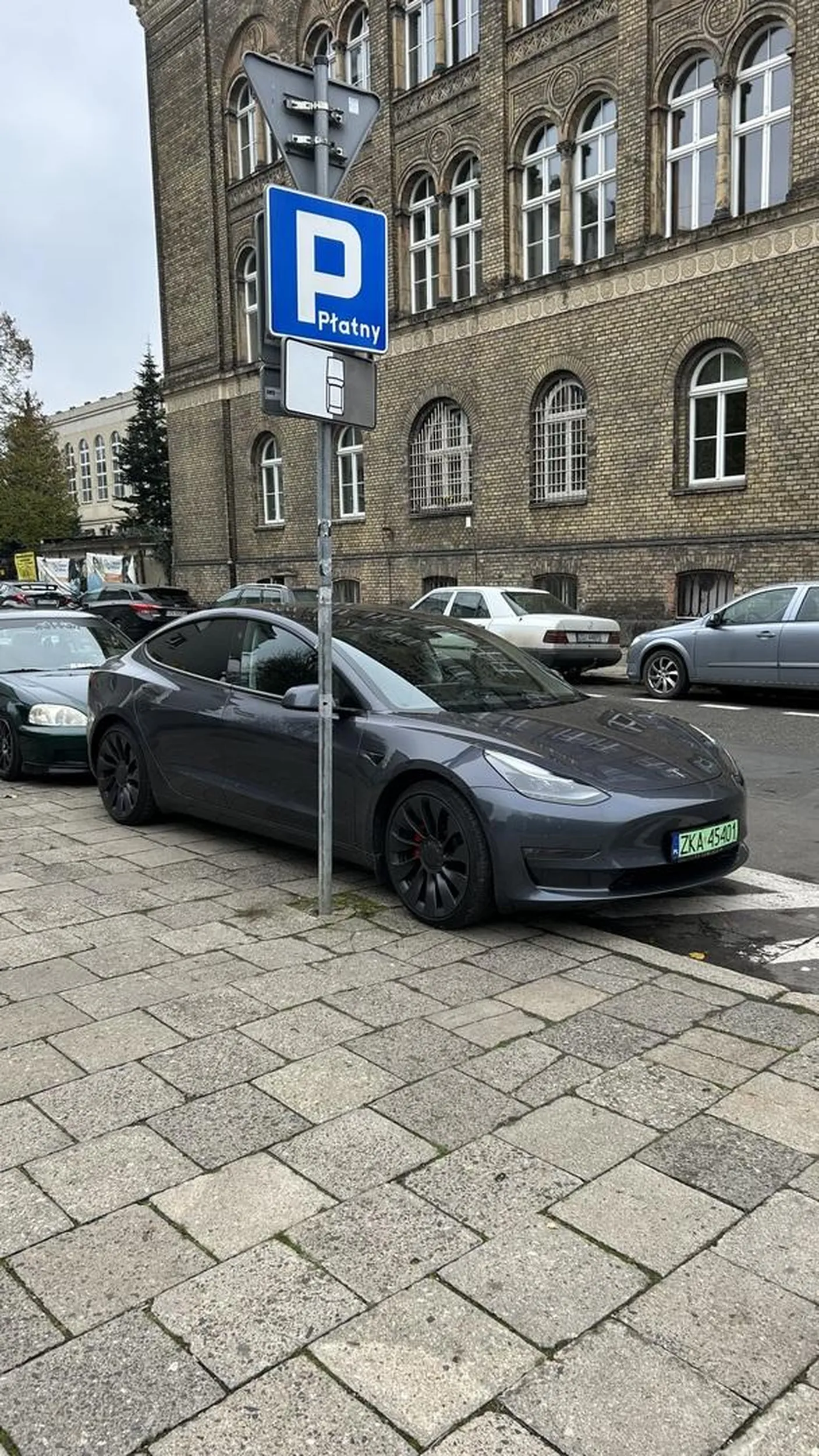 Sugeruję się zapisać ponownie na kurs prawa jazdy w celu doskonalenia parkowania i czytania znaków poziomych tak blondi cipka zaparkowała że uniemożliwiła mi wyjazd z parkingu. Prawko w chipsach albo za loda egzaminatorowi