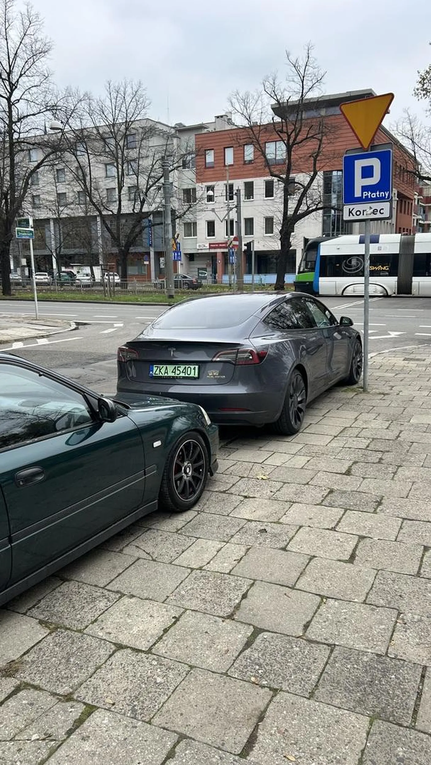 Sugeruję się zapisać ponownie na kurs prawa jazdy w celu doskonalenia parkowania i czytania znaków poziomych tak blondi cipka zaparkowała że uniemożliwiła mi wyjazd z parkingu. Prawko w chipsach albo za loda egzaminatorowi