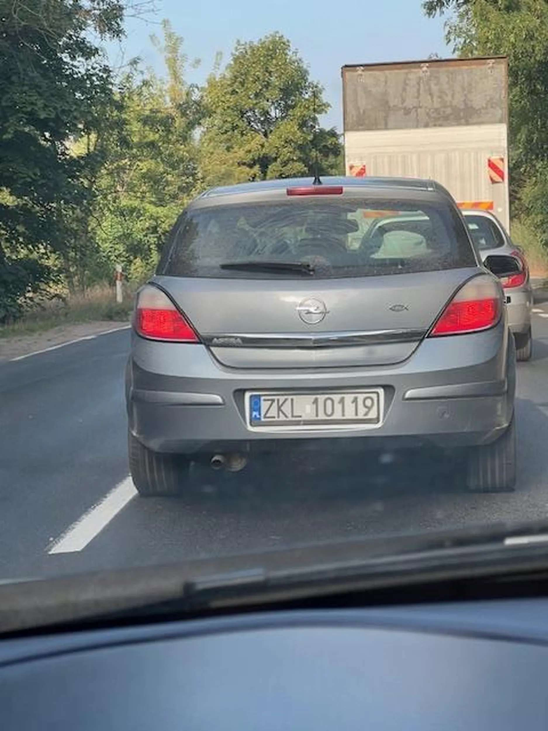 Kierowca (młody mężczyzna 160cm w kapeluszu) wyprzedza agresywnie po czym zajeżdża drogę tuż przed maską. Zajście: al. Praw Kobiet Poznań