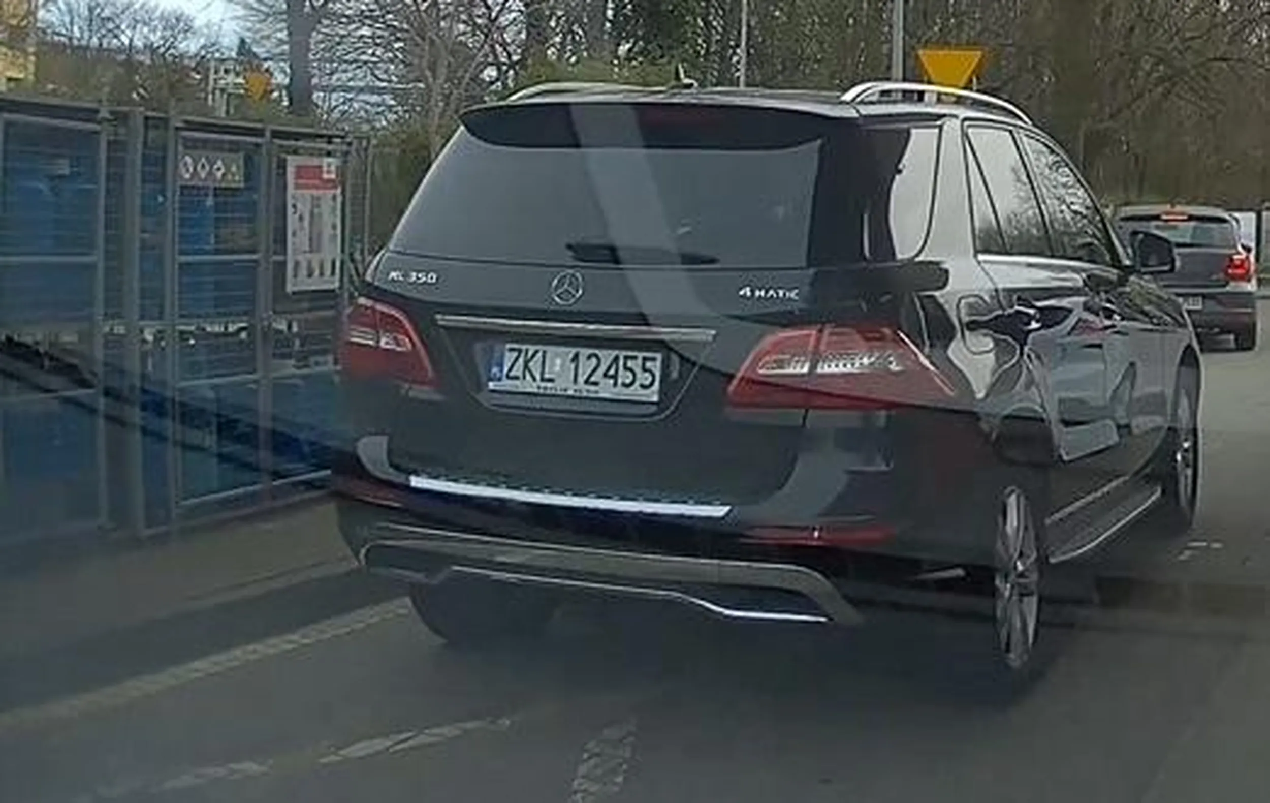 Bycie kierowcą MercSedesa zobowiązuje - co tam koperta :) Słoma z gumofilców wystaje...