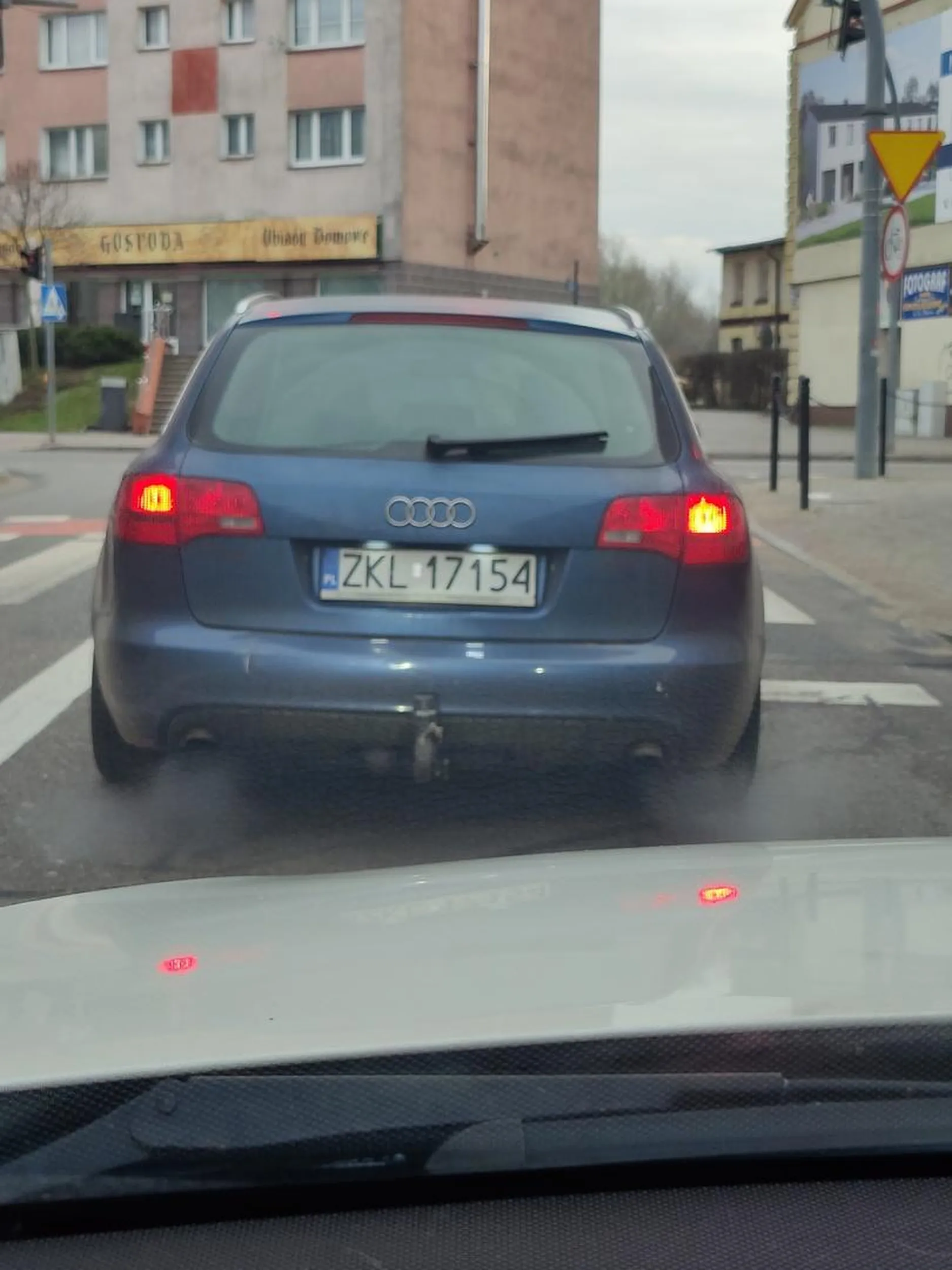 Wymusił pierwszeństwo wyjeżdżając z podporządkowanej w lewo zmuszając mnie (na głównej) do ostrego hamowania. Na złość jeszcze przyhamował, jechał 20 km/h i pokazywał palca.