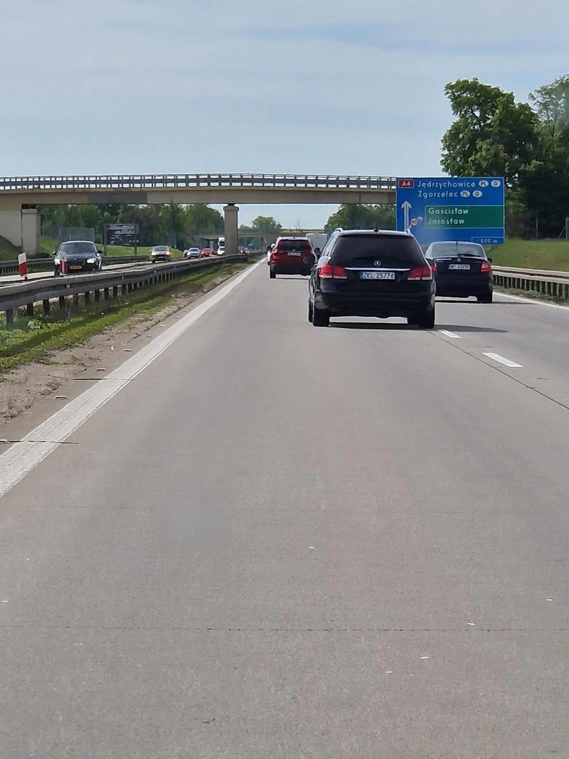A4 Wrocław-Legnica. Nie daje się wyprzedzić. Zajeżdża drogę - to na lewy, to na prawy pas. Wyhamowuje kolumnę samochodów, jakby chciał wymusić celowo kolizję i odszkodowanie z OC sprawcy. Uwaga!