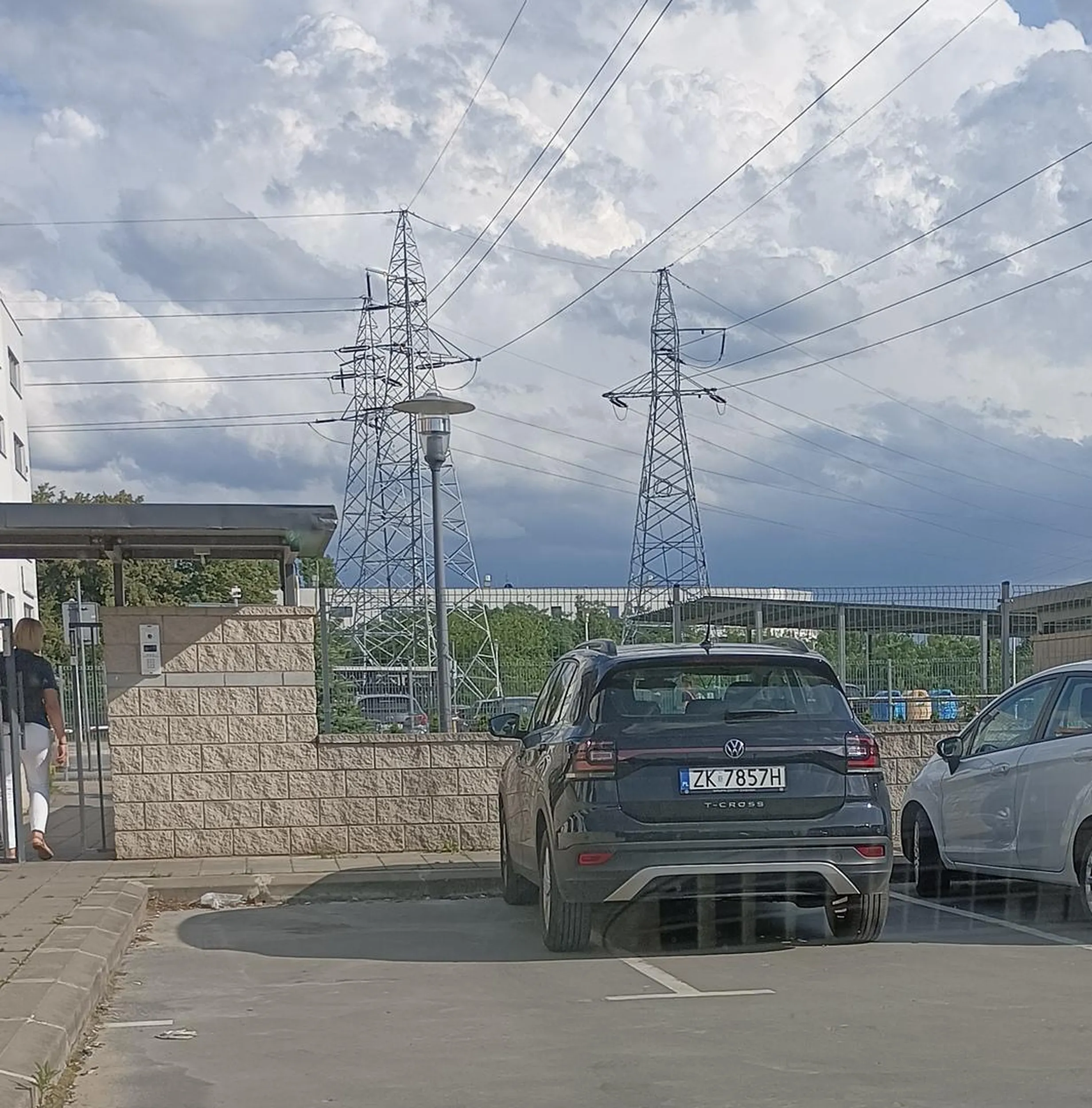 Tak się parkuje na osiedlach z małą ilością miejsc parkingowych, które i tak są w rozmiarze dziecięcym xD