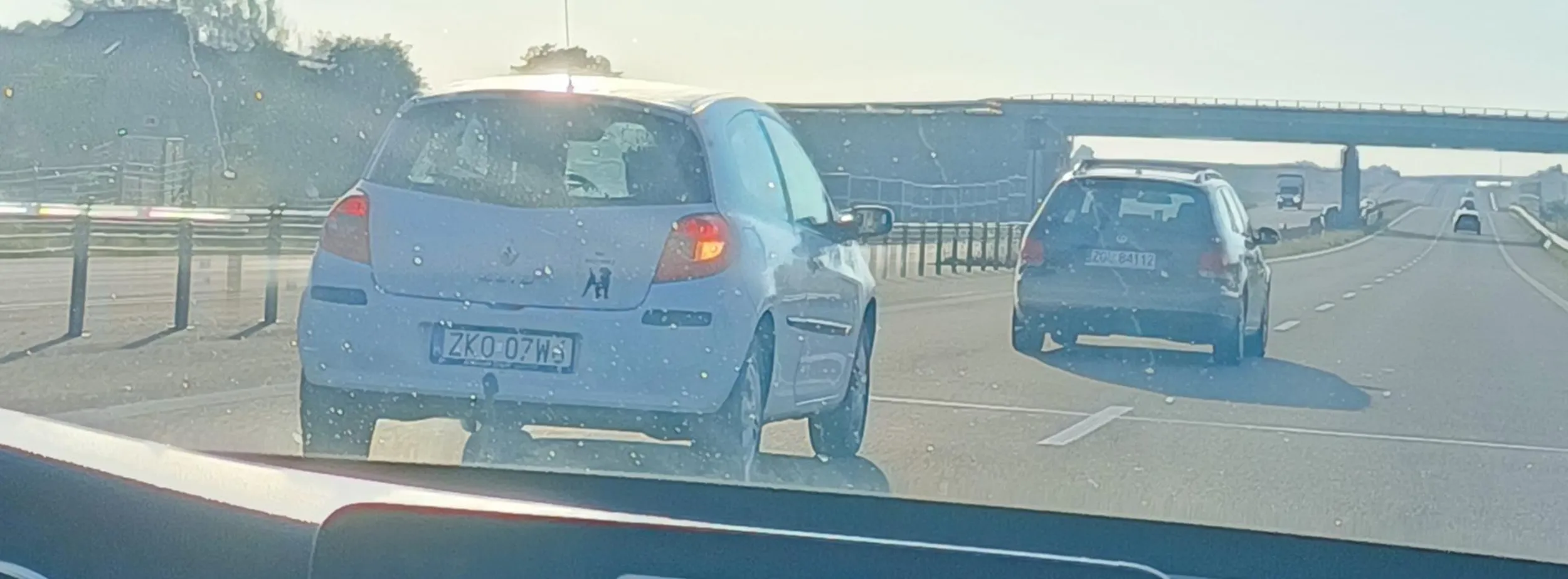 Stara krowa myśli że to renault to bugatti albo coś, podjeżdża pod sam zderzak i zamiast wyprzedzić albo coś to się trzyma. Na wjeździe na S6 siedzi na dupie po tym wpierdala się na lewy bez kierunkowskazów zajeżdżając drodze Toyoty a jak przyspieszyliśmy to wymachiwała...