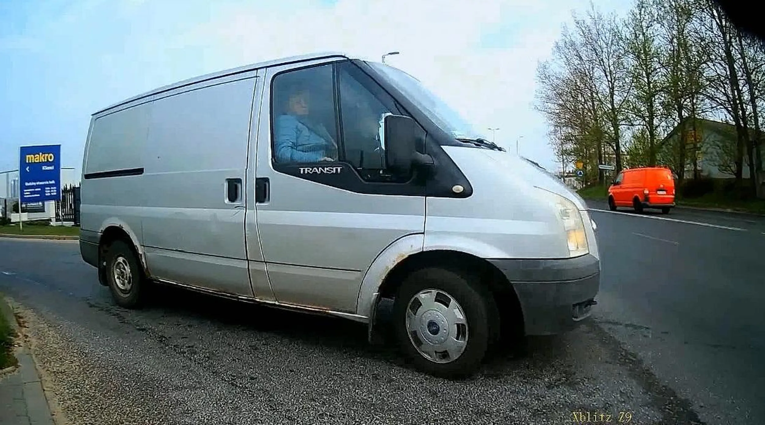 Młody Jasiu, do kolizji doszło jak mój rower już stał, a zardzewiały blaszak skręcając uderzył w przednie koło. Na przyszłość więcej ostrożności bo rower ma słabe hamowanie nawet przy zablokowanych hamulcach i nie miałeś pierwszeństwa przejazdu ..... //tablica-rejestracyjna.pl/images/photos/20241103163629.jpg