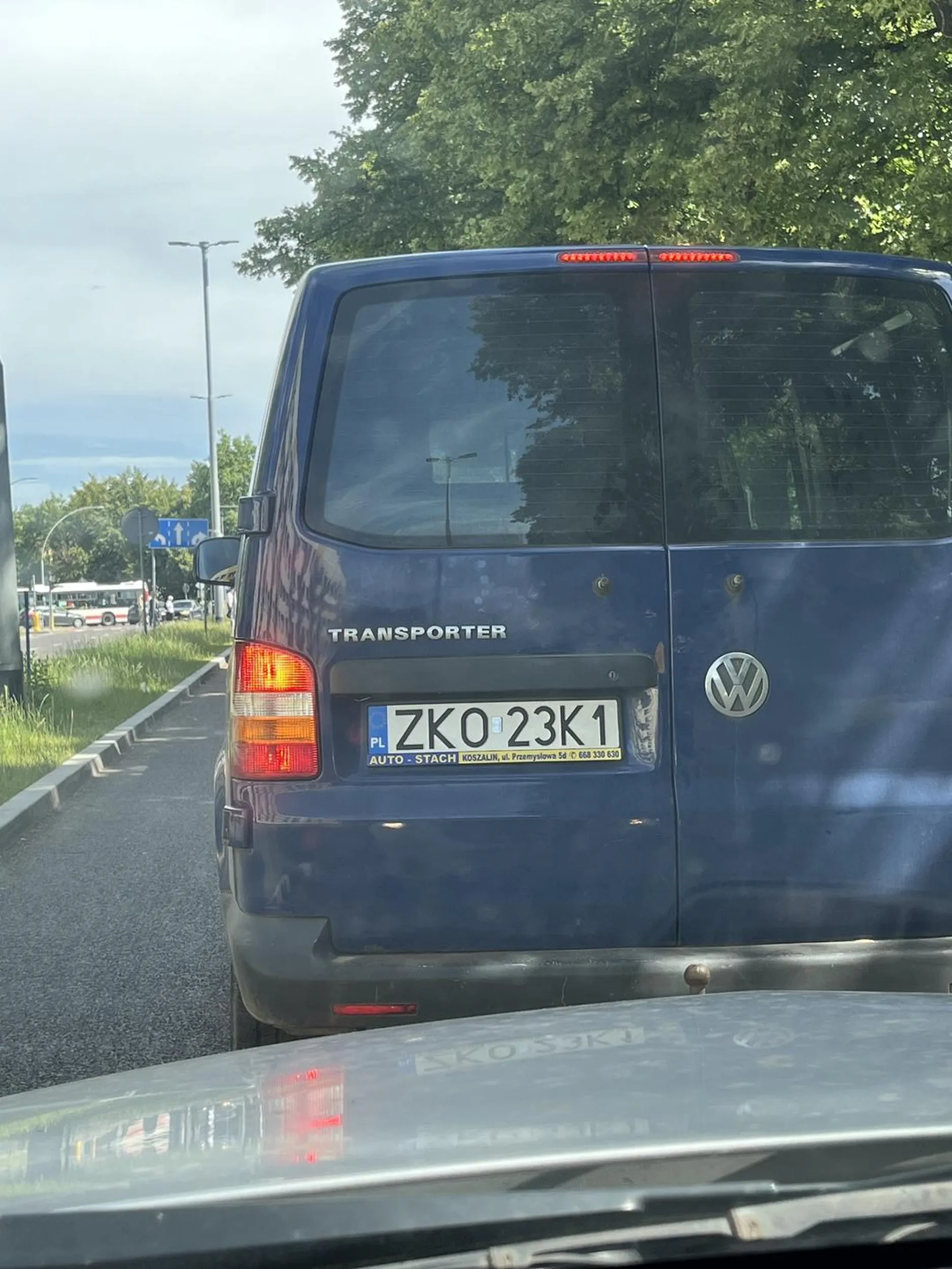 Wymusza na upartego chamsko pierwszeństwo bo zapomniał pasa wcześnie zmienić, dosłownie strasznie bokiem się z prawego pasa w mieście przytulał i podjeżdżał pod auto. Gdybym był chamski kierowcą by mógł ładnie za szkodę zabulić :) Zdjęcia już po całej sytuacji