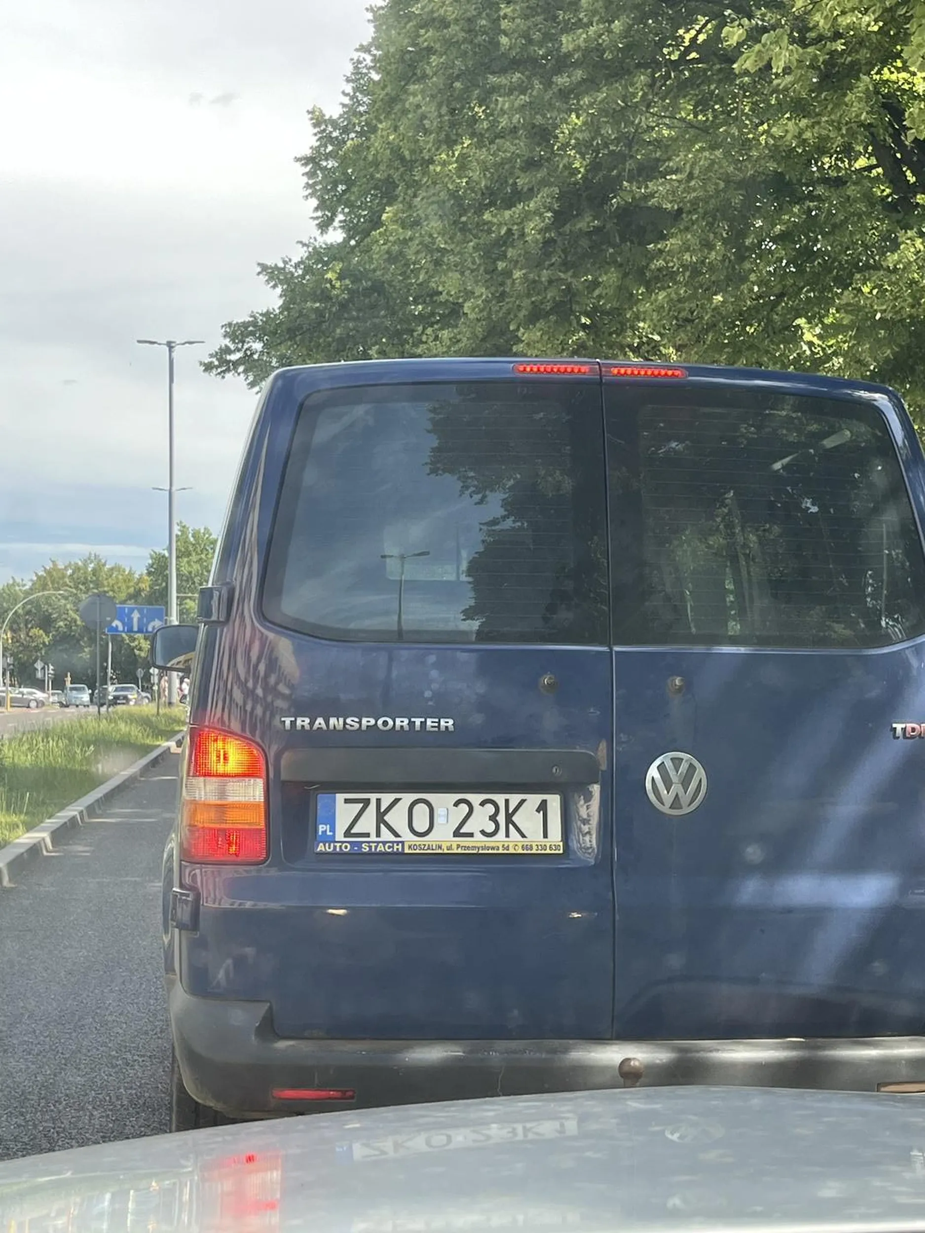 Wymusza na upartego chamsko pierwszeństwo bo zapomniał pasa wcześnie zmienić, dosłownie strasznie bokiem się z prawego pasa w mieście przytulał i podjeżdżał pod auto. Gdybym był chamski kierowcą by mógł ładnie za szkodę zabulić :) Zdjęcia już po całej sytuacji