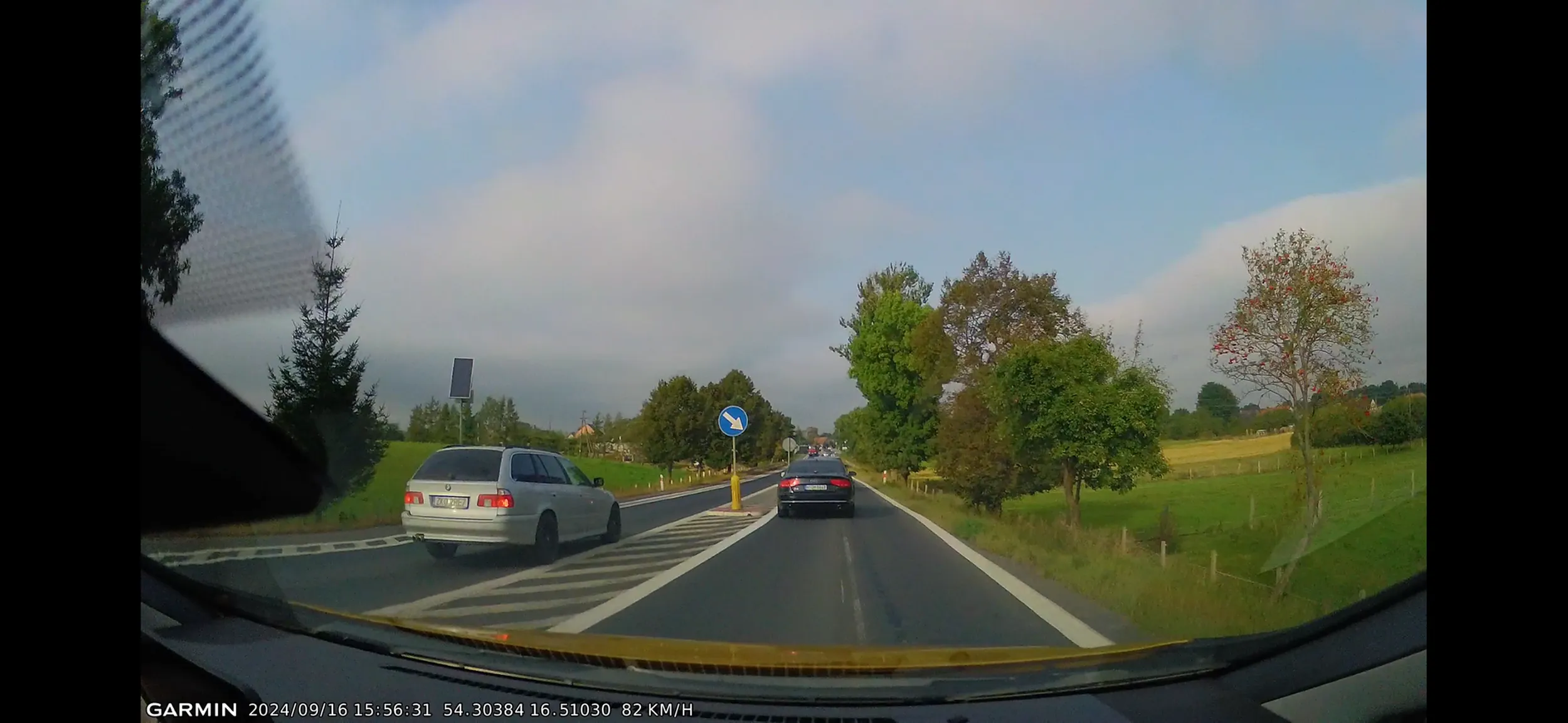 Nie może przetrawić że go ktoś wyprzedza i musi dowartościować swoje ego wyprzedzając na ciągłych, po złej stronie wysepki i spycha z drogi. Patologia