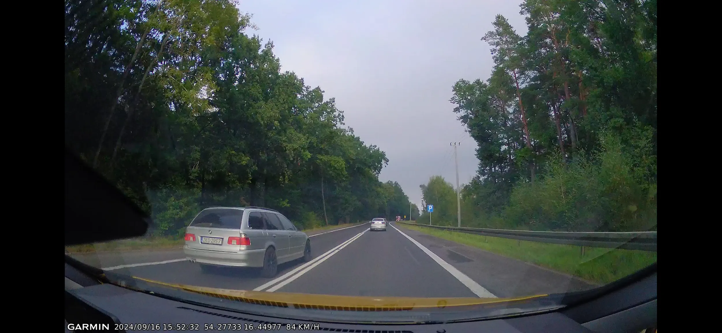 Nie może przetrawić że go ktoś wyprzedza i musi dowartościować swoje ego wyprzedzając na ciągłych, po złej stronie wysepki i spycha z drogi. Patologia