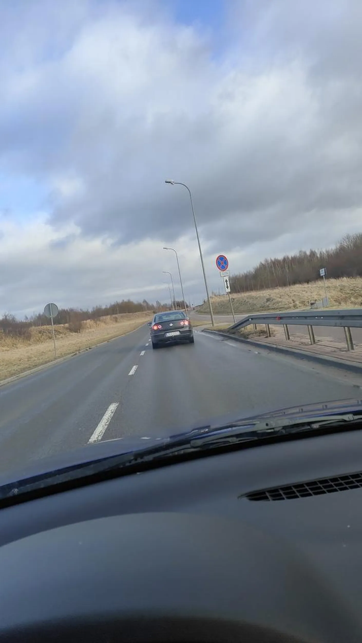 Naucz się stary dziadu jeździć a nie że przyspieszasz wtedy kiedy ktoś Ciebie wyprzedza a na dodatek jeszcze na pustej drodze hamujesz aby "na dupę" złapać, karma cie dopadnie za takie zachowanie...