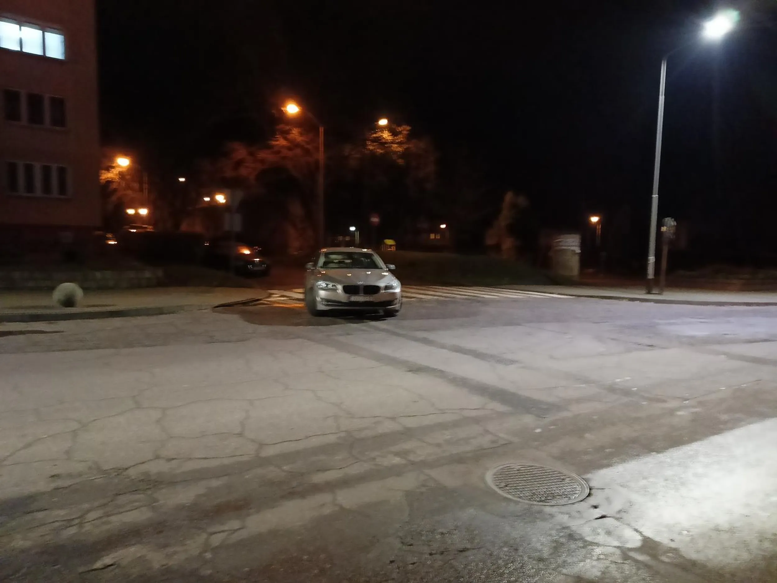 Gościu zaparkował na środku drogi