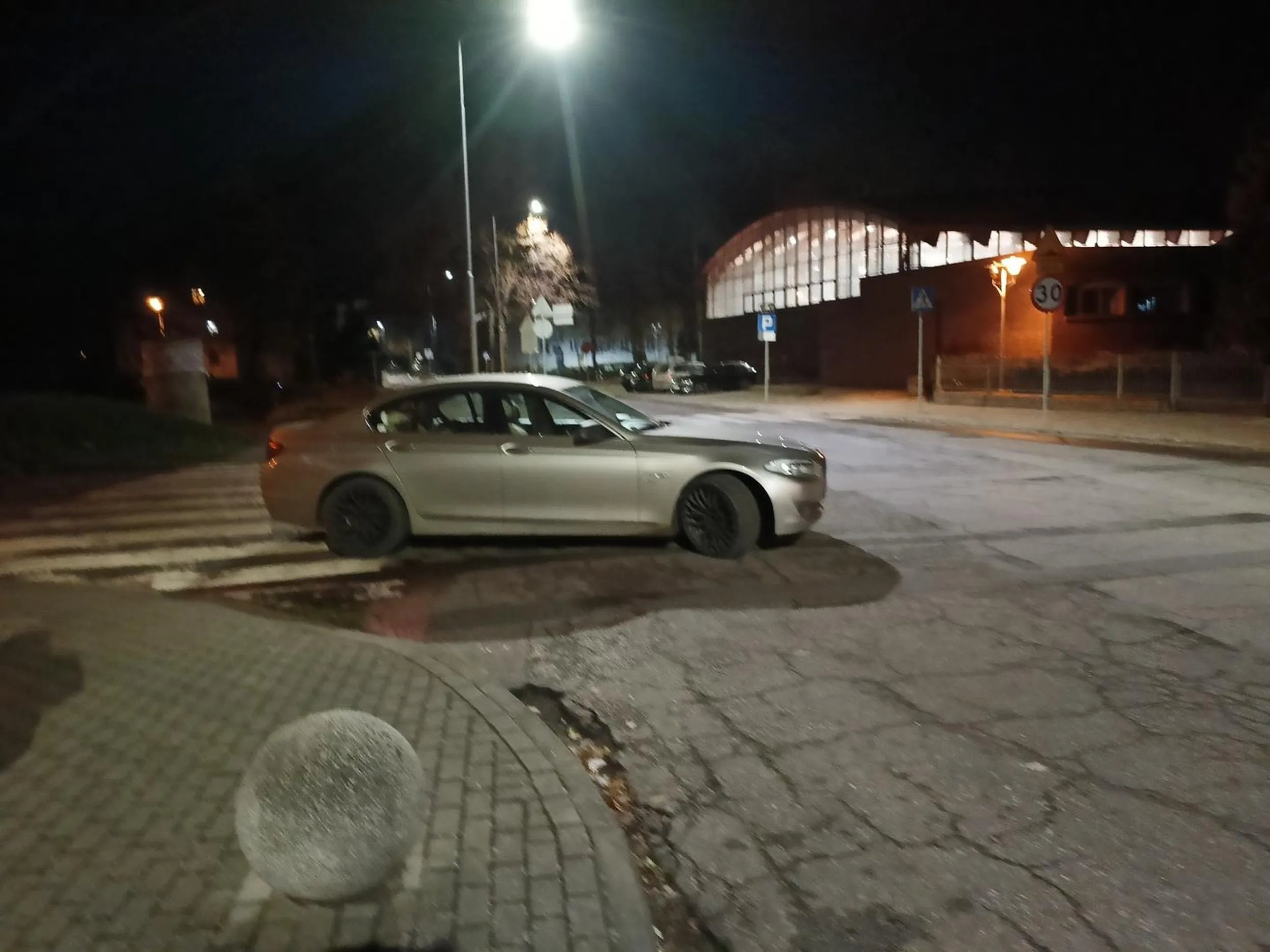 Gościu zaparkował na środku drogi