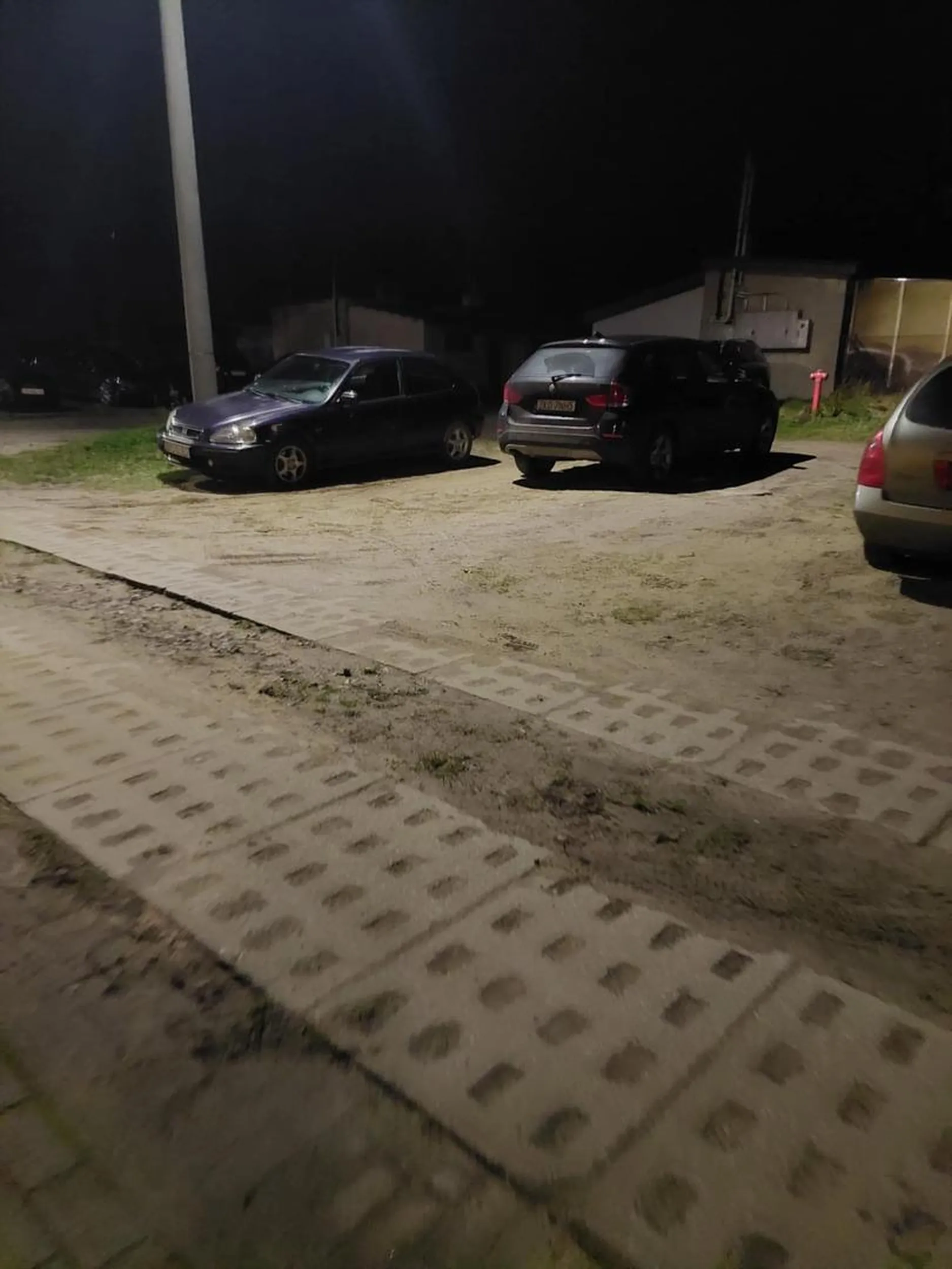 Mistrz parkowania, zajęte trzy miejsca i pół przejazdu na zatłoczonym parkingu osiedlowym. BMW - marka zobowiązuje do bycia niepełnosprytnym