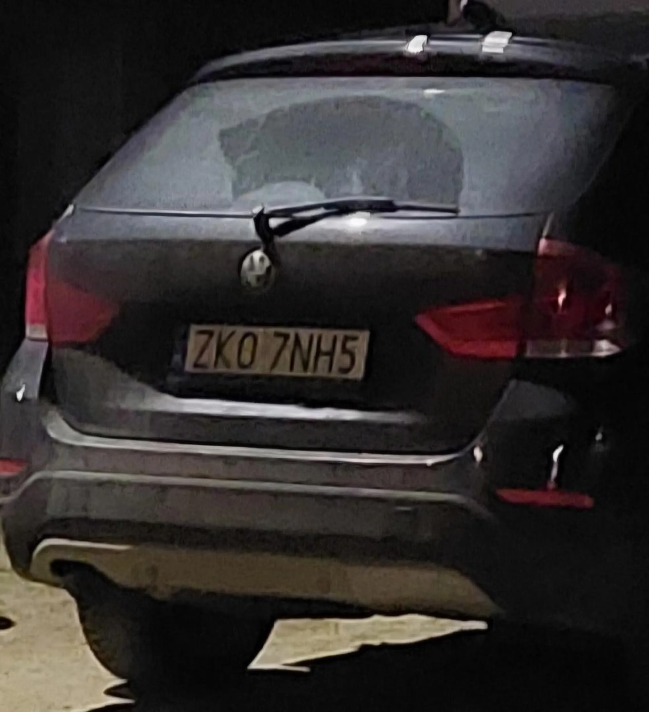 Mistrz parkowania, zajęte trzy miejsca i pół przejazdu na zatłoczonym parkingu osiedlowym. BMW - marka zobowiązuje do bycia niepełnosprytnym