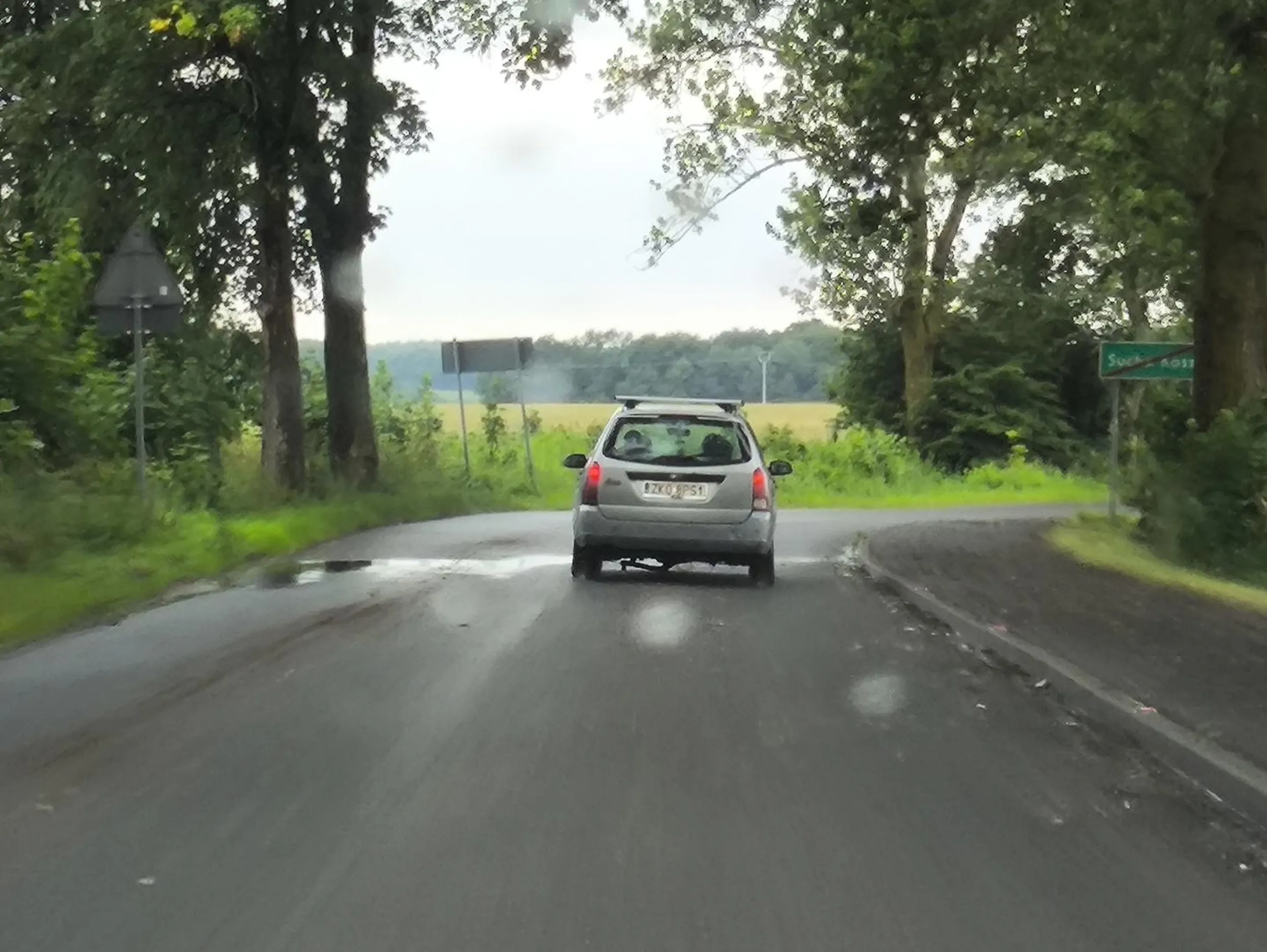 Koła się rozkładają, nie podążają za linią auta, a za kierunkiem drogi oraz wisi pewnie rura wydechowa. Trumna na kółkach.