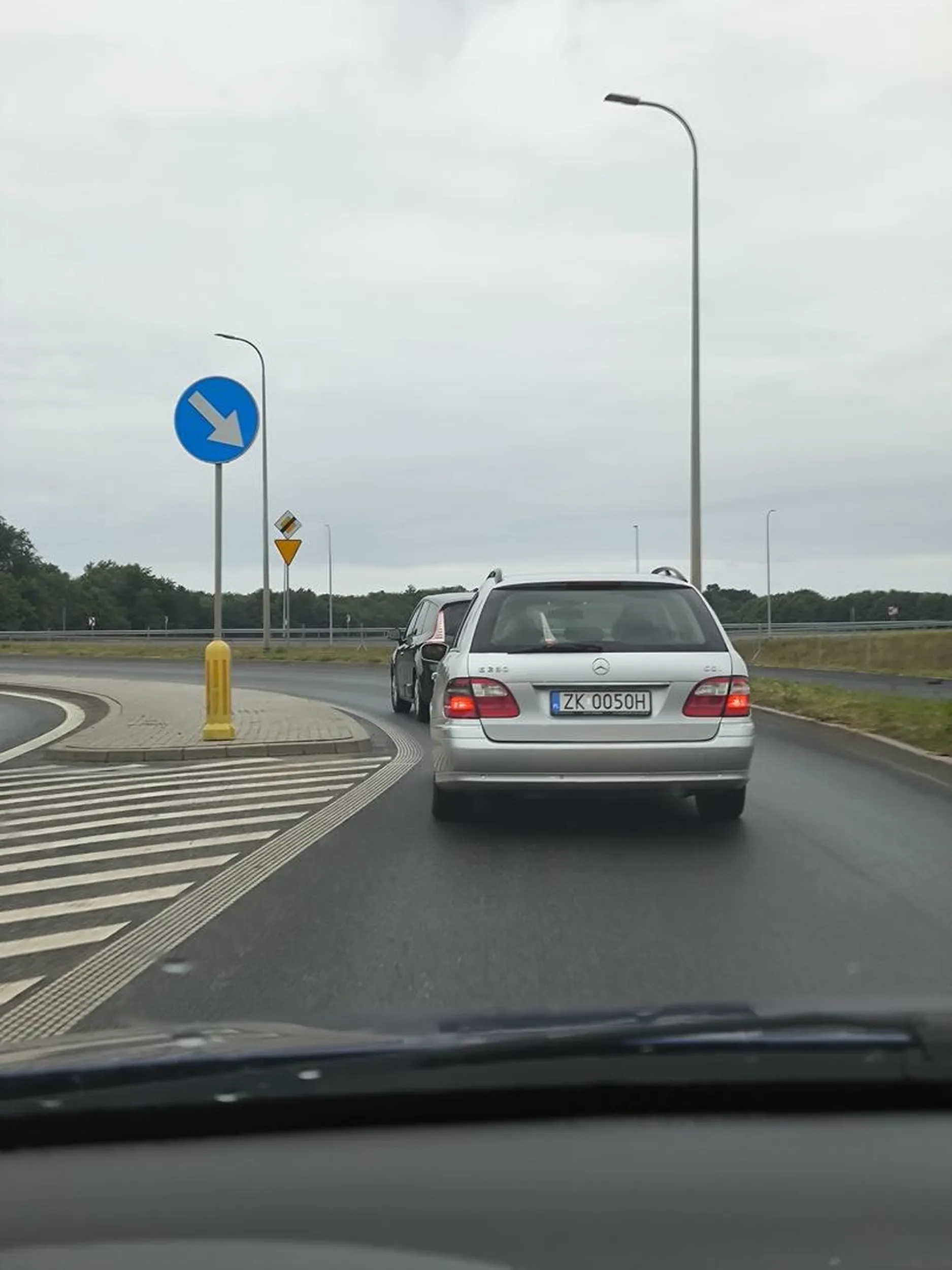 Naucz się szczylu jeździć a nie podkradasz merola ojcu i świrujesz. Nie dość że wymuszasz pierwszeństwo to jeszcze wymuszasz odszkodowanie bo żeby na prostej, pustej drodze hamować to prosisz sie o kłopoty