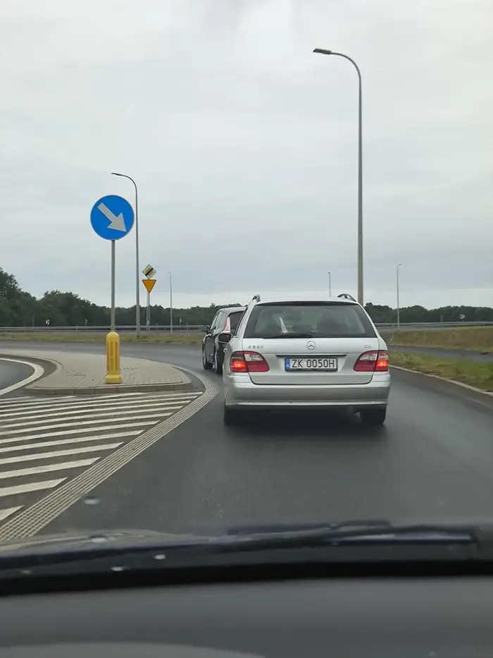 Naucz się szczylu jeździć a nie podkradasz merola ojcu i świrujesz. Nie dość że wymuszasz pierwszeństwo to jeszcze wymuszasz odszkodowanie bo żeby na prostej, pustej drodze hamować to prosisz sie o kłopoty