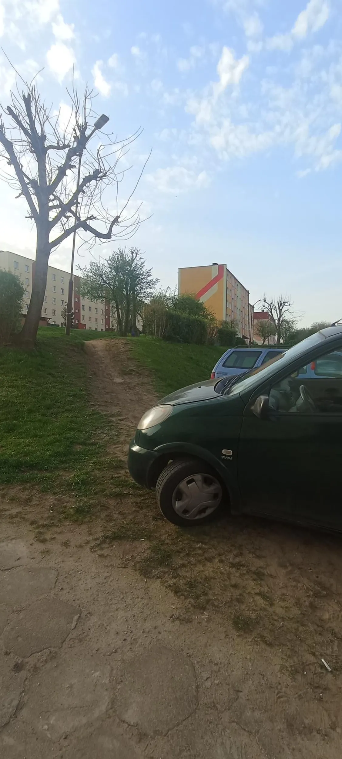 nie umie parkować, stanął na scierzce  dla rowerow