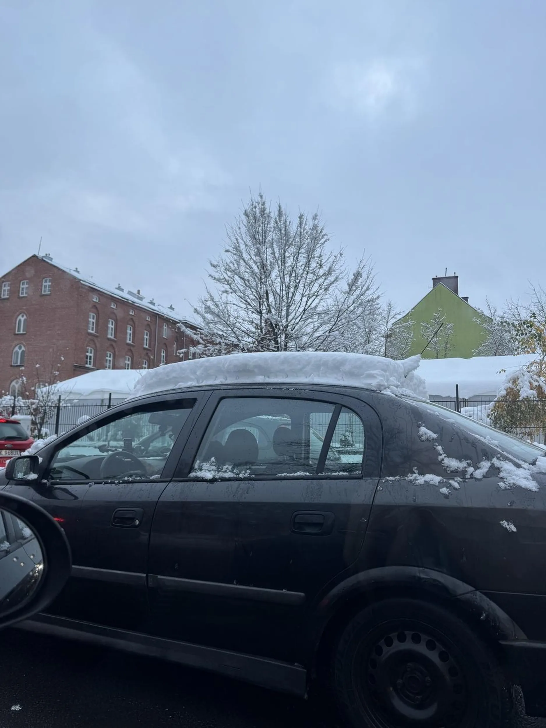 Ja wiem że się nie chce odśnieżać bo po co ruszyć dupę. Ale może zacznij a nie jeździsz tak pokraka i leci na innych i jeszcze może się coś wydarzyć nieprzyjemnego.