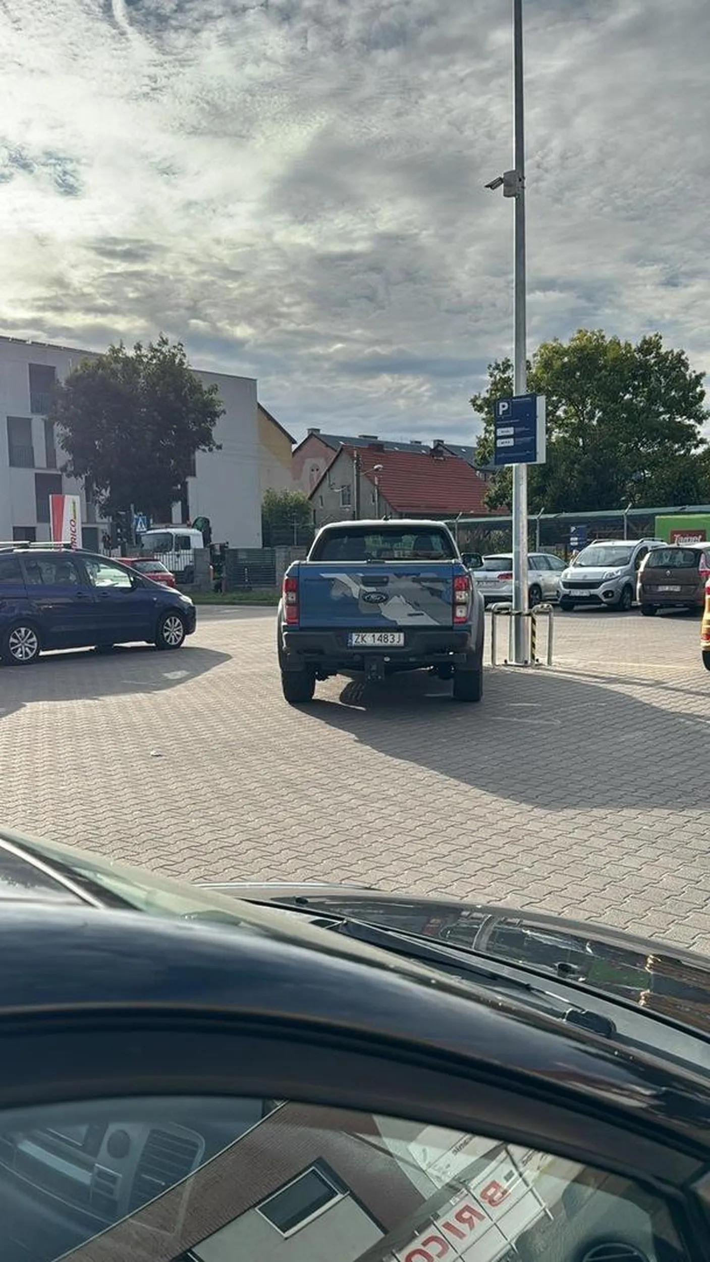 Nie pozdrawiam kaleki z forda który potrzebuje 4 miejsc zeby zaparkowac ;)