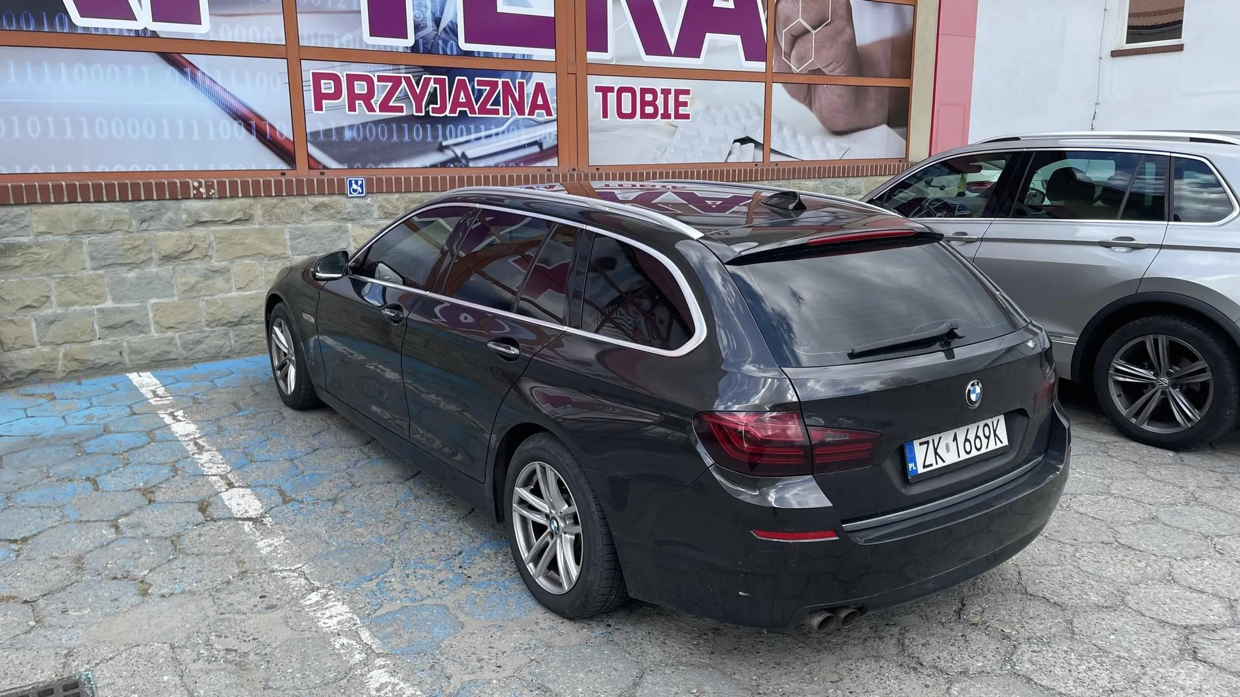 Serdecznie nie pozdrawiam ameby parkującej na miejscu dla niepełnosprawnych a biegnącej tak że jej dogonić nie można.