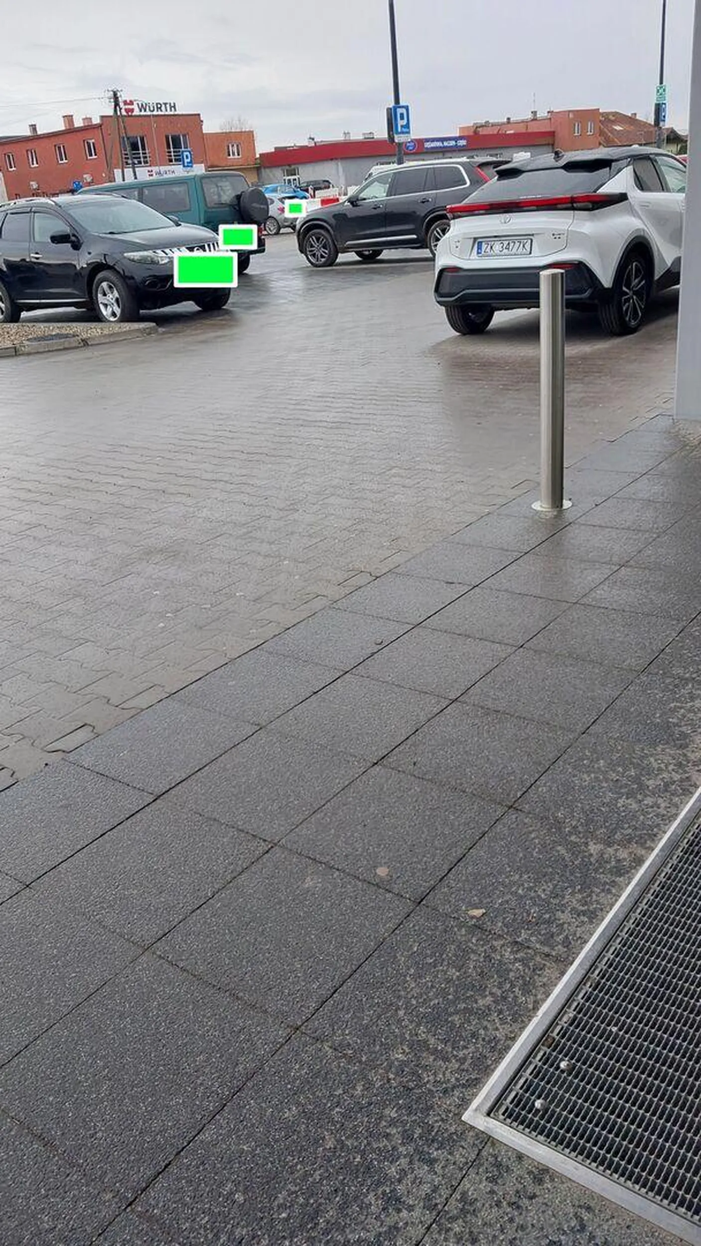 Na parkingu mnóstwo miejsc ale jaśniepan mało co nie wjedzie do sklepu zastawiając wszystkim przejazd. Dodatkowo tuż za rogiem jeszcze bliżej miejsca dla niepełnosprawnych jeżeli ktoś faktycznie miał problemy z ruchem.