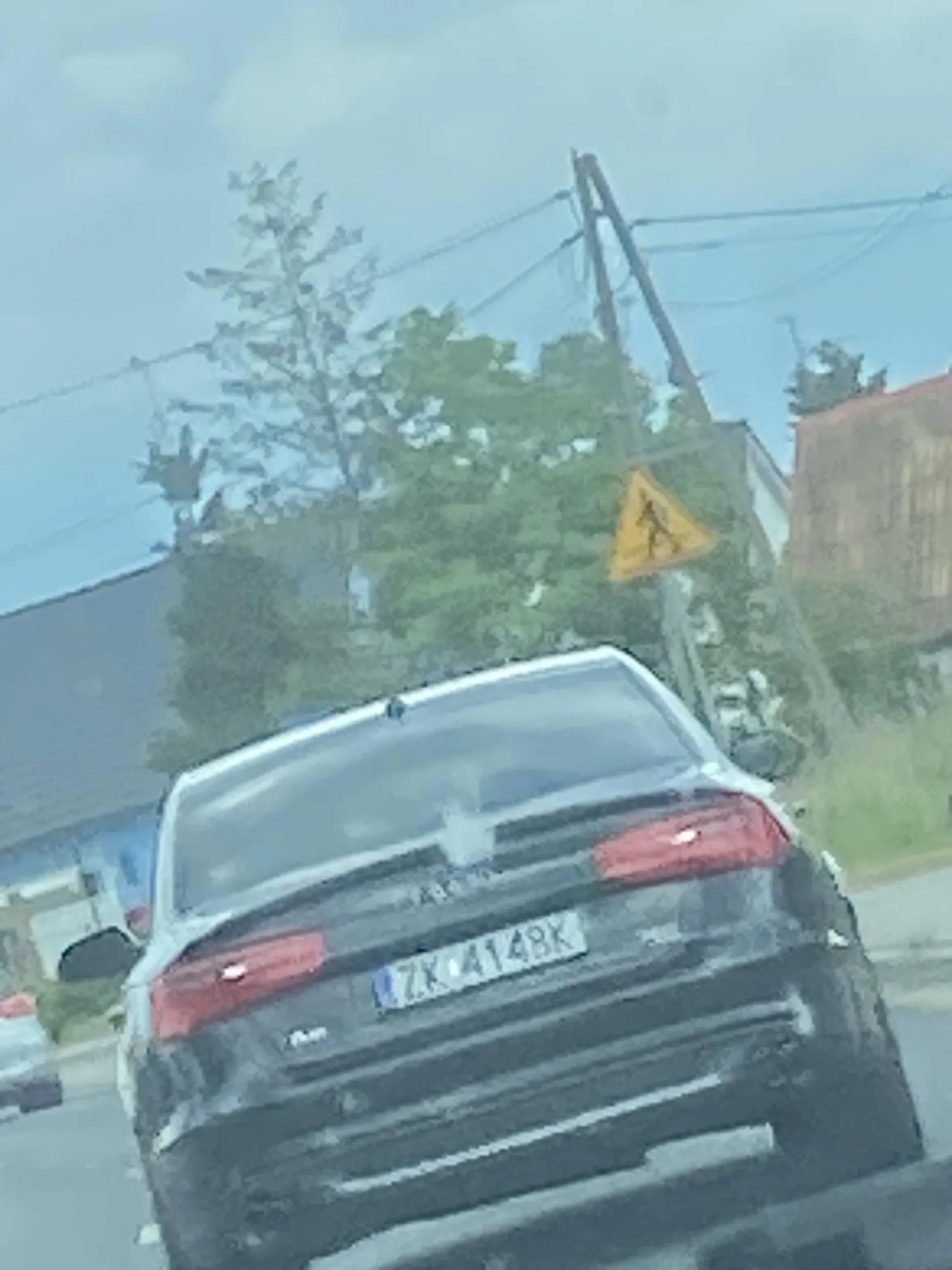 Nie pozdrawiam mistrza prostej,zrob klime a nie machasz ręka przez szyber dach i okno .wyprzedzić się nie dasz bo straciłbyś honor