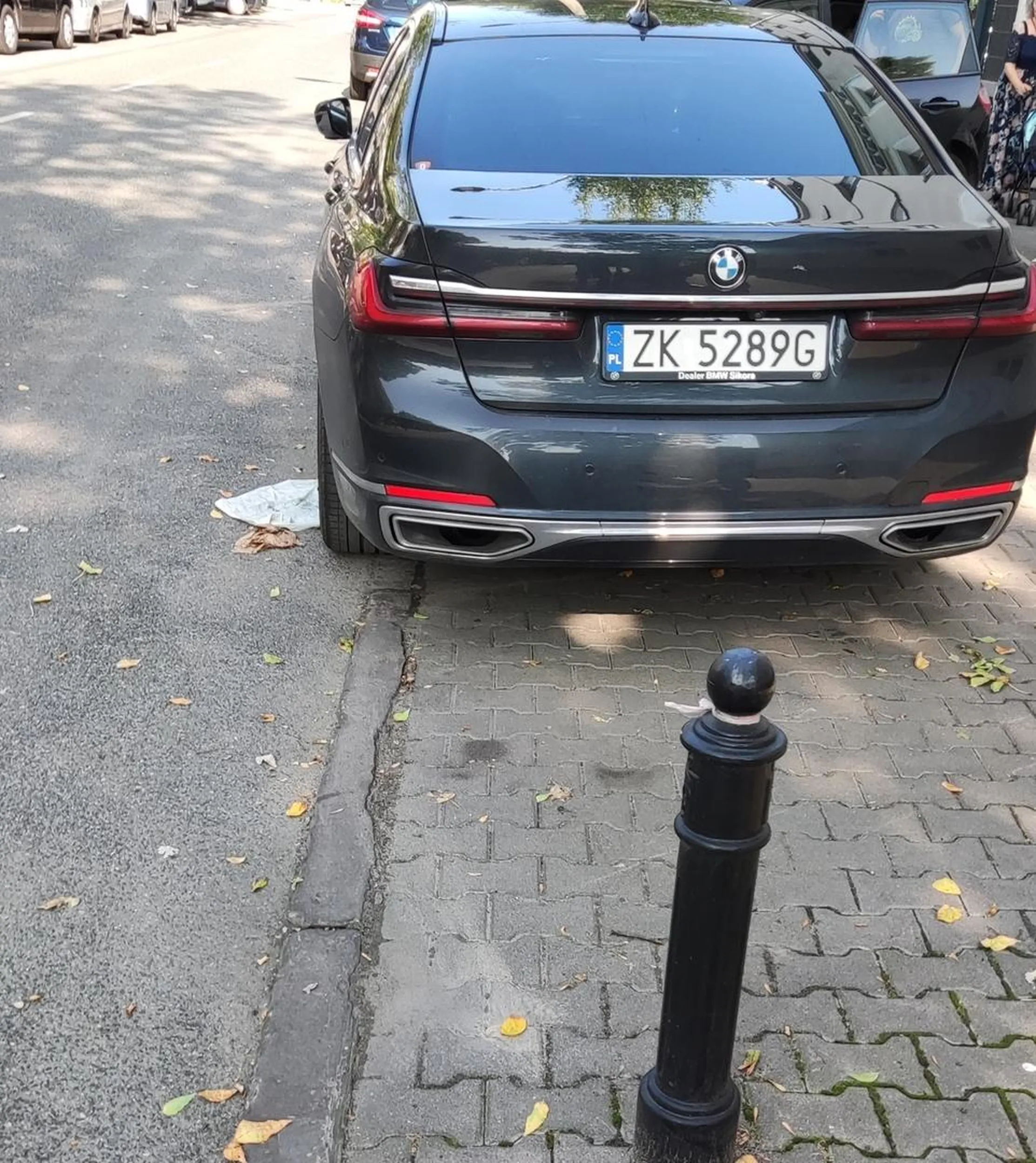 W miejscu gdzie jest wskazane parkowanie prostopadłe kretyn zaparkował równolegle i zajmuje 3 miejsca. Wracaj na wiochę